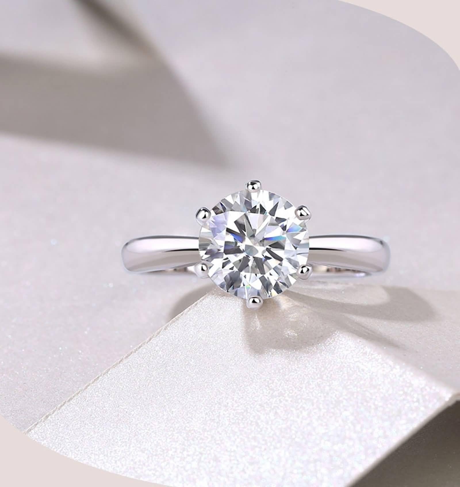 Promise Anello da donna in argento, con dito indice 2 mm di larghezza, fascia lucidata a 6 denti, moissanite 2 ct, platino, misura 52 (16,6)