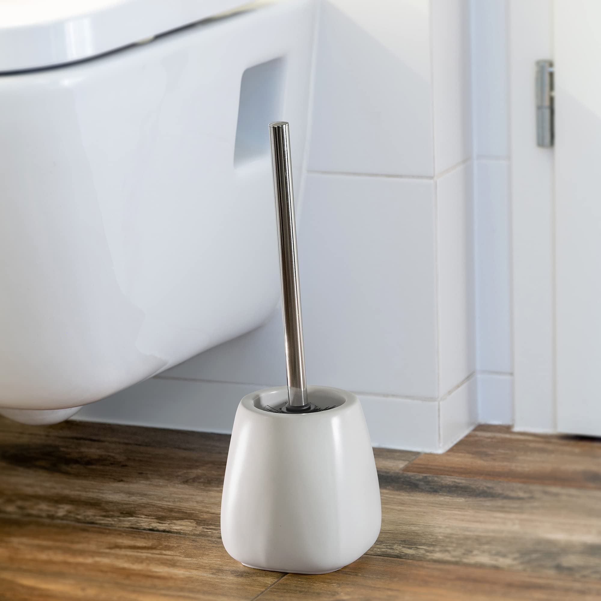KADAX Escobilla de Baño con Base de Cerámica, Mango Largo de Acero y Cerdas Duraderas para una Limpieza Profunda de Inodoros (Set de 2, Blanco)