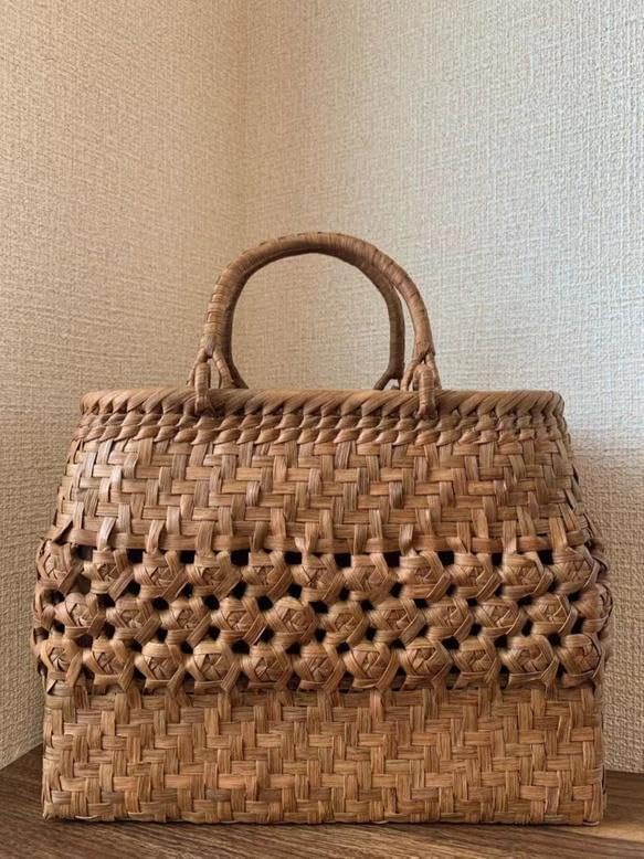 山葡萄かごバッグ　手作り　山葡萄籠バッグ　網代編み、薔薇花編み　内布あり 国産山葡萄 山葡萄かごバッグ 手作り 籠バッグ 花編み 内布あり
