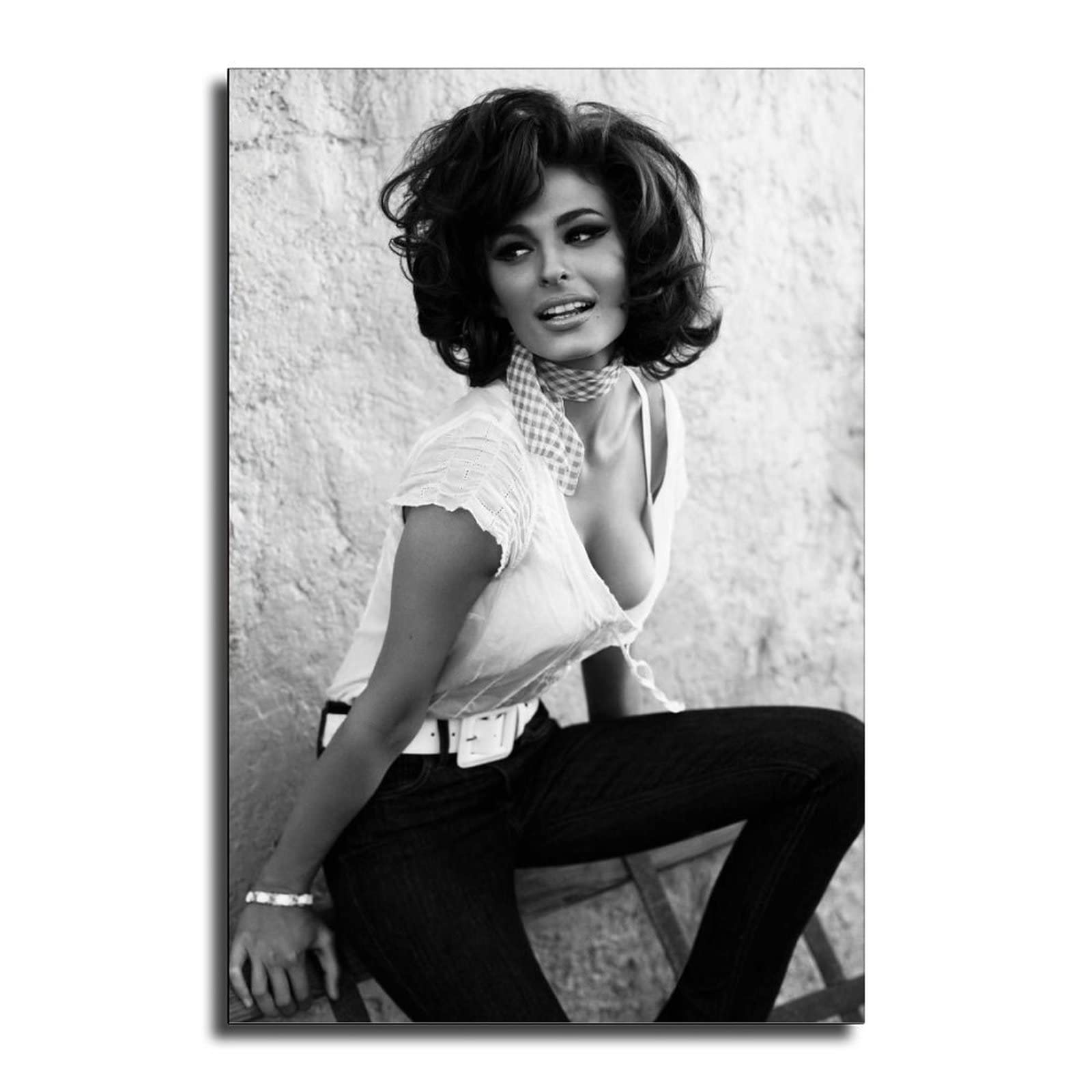HOONA Looking at The Photos of The Very Feminine and Tempting Sophia Loren Canvas Art Poster and Wall Art Picture Print Modern Family Bedroom Decor Posters 16x24inch(40x60cm)
