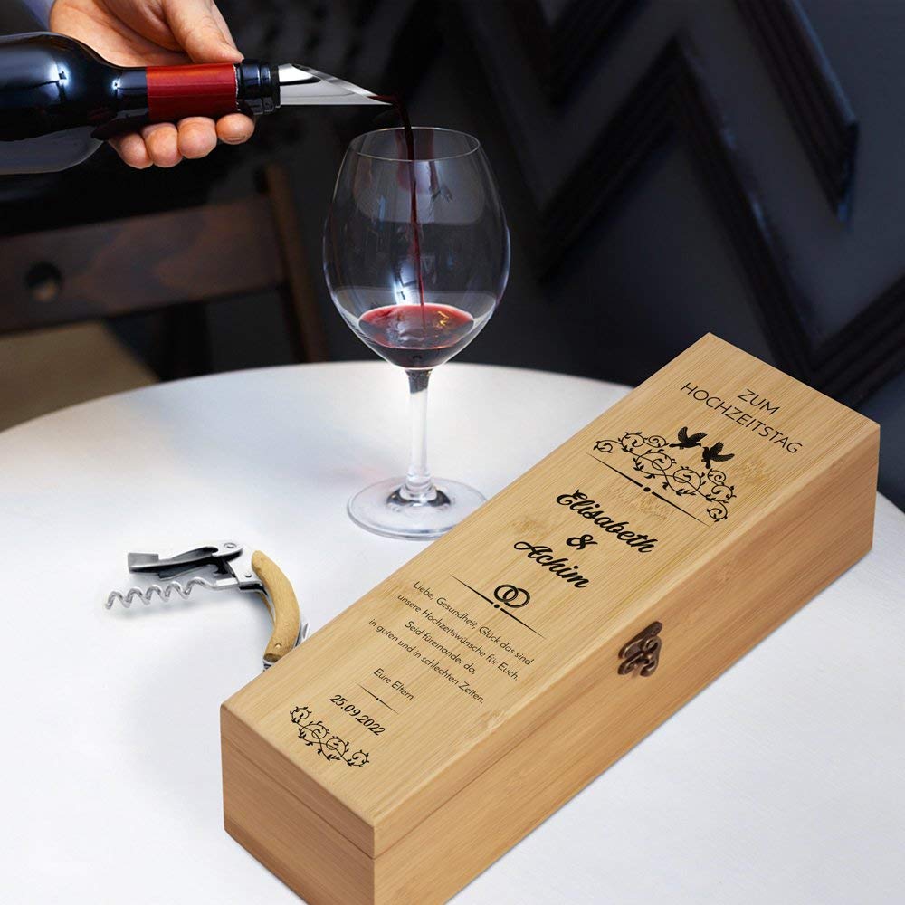 Maverton Weinbox für 0,7L Weinflasche - Wein Holzbox personalisiert + 4er Weinzubehör - Weinset Weinkiste - aus Bambus - Braun - Geschenk zur Hochzeit Paare - Glückwünsche