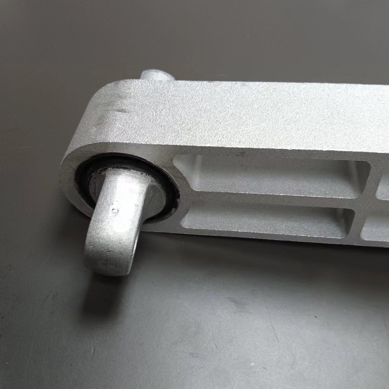 Engine MOUNTING Bracket (Right) 31430195 31430195