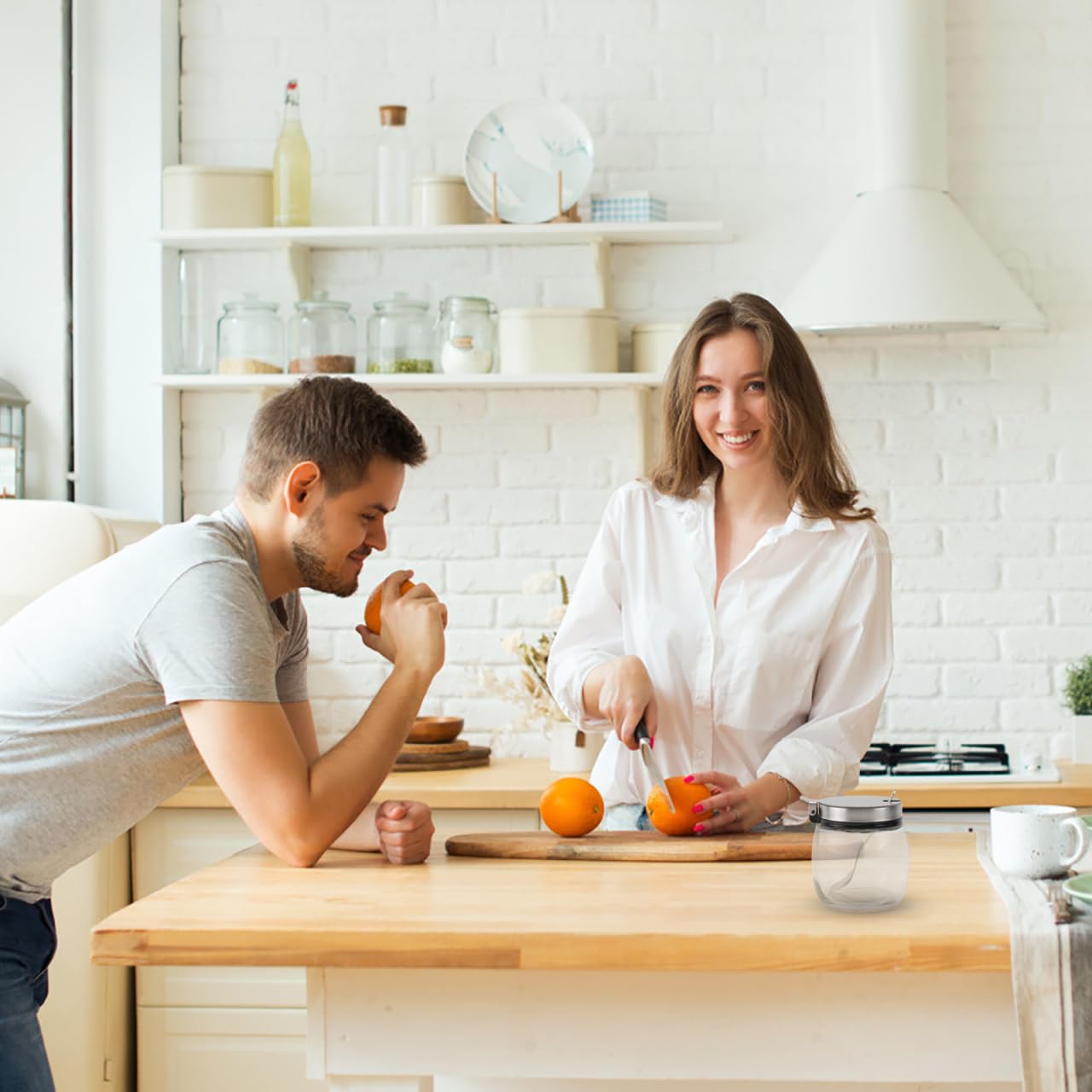 2 tarros redondos de vidrio para especias con tapas y cucharas de acero inoxidable, recipientes versátiles para condimentos para almacenamiento de sal, pimienta y condimentos en cocina, café y 4