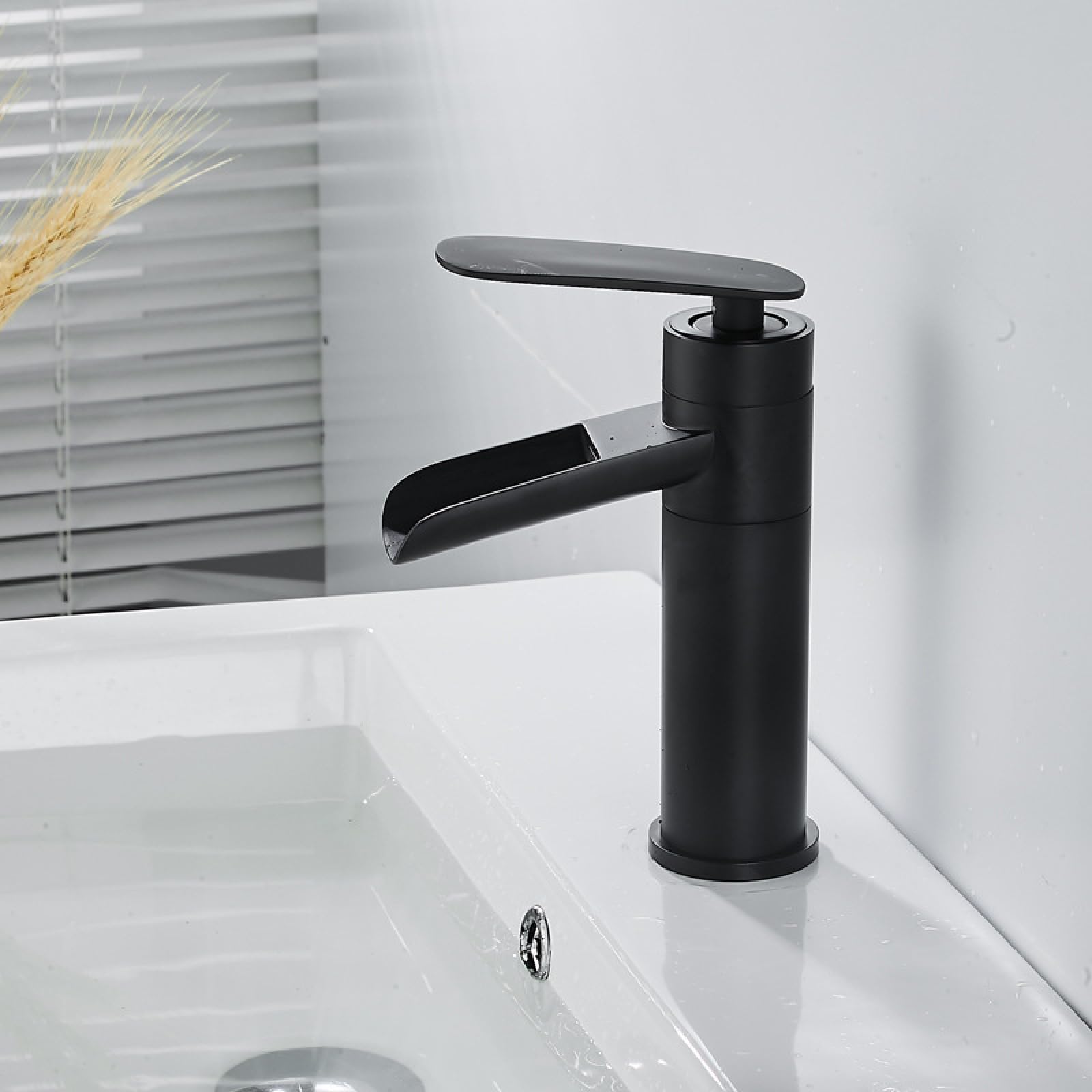 Fanjubei Black And Short Waterfall, Copper, Hot And Cold Bathroom, Rotating Basin Faucet, Black Low