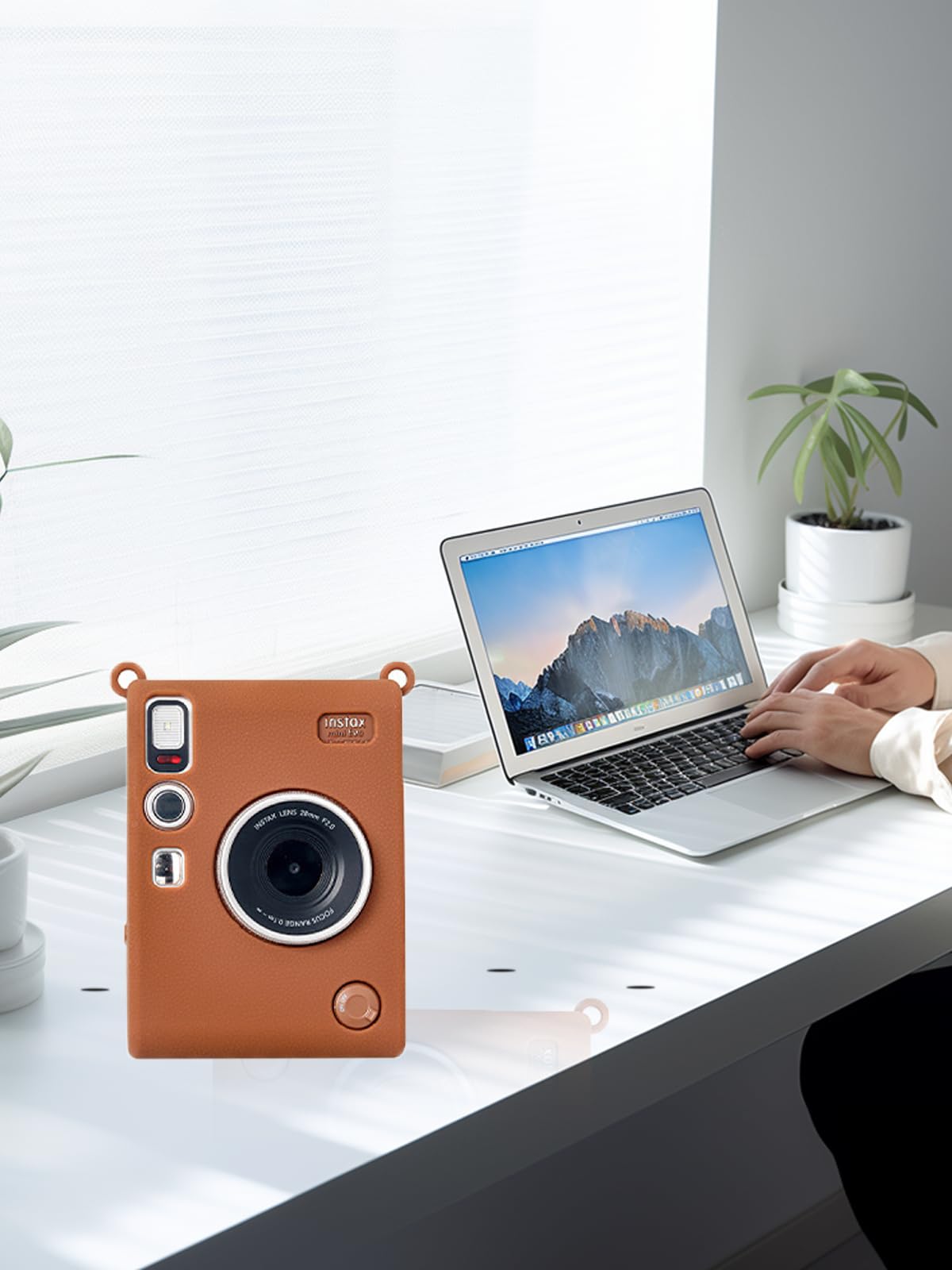 BOVUGAC Funda para cámara instantánea Fujifilm Instax Mini EVO, protección suave, funda de silicona para accesorios Instax Mini EVO, color marrón