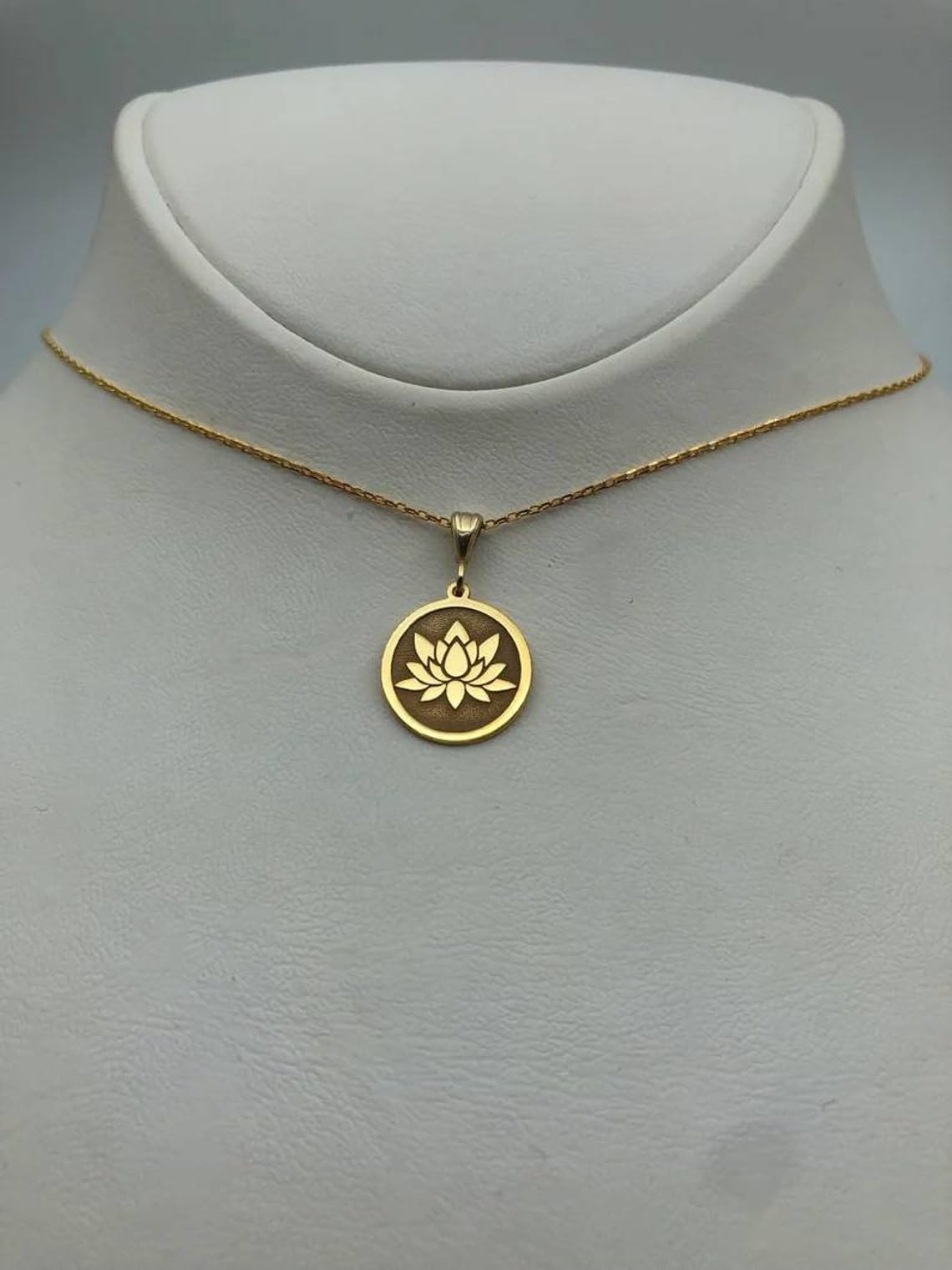 LKBEADS Collana in argento sterling 925 da 22 mm | catena da 18 pollici | ciondolo con fiore di loto inciso, piccolo, delicato, per yoga e meditazione da donna | placcatura in oro | L_01810