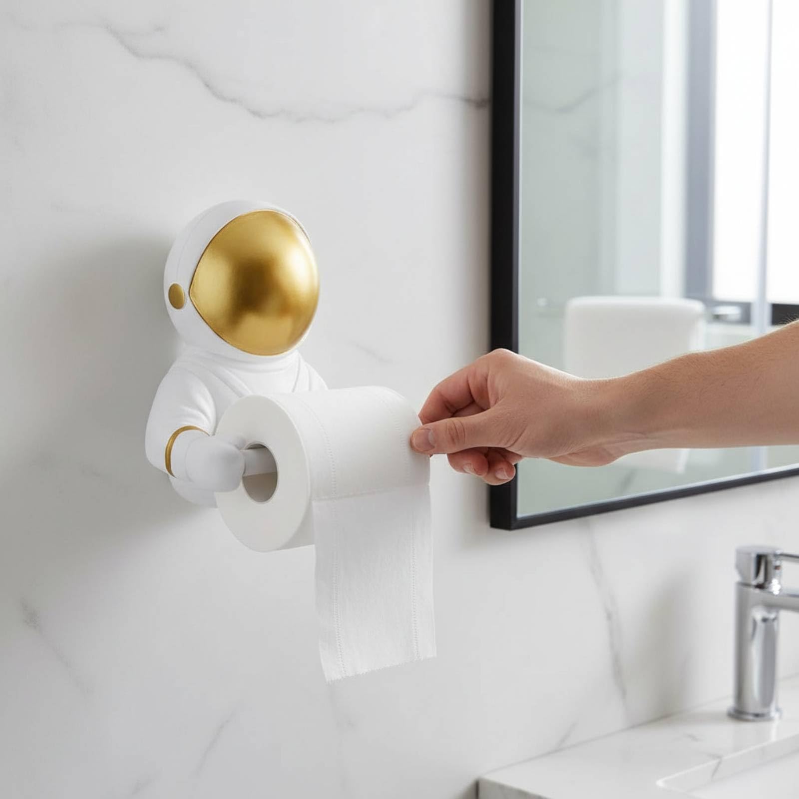 Qianly Dispenser Carta Igienica Cosmonauta Decorativo e Funzionale Statuetta Cosmonauta Portarotolo Design Creativo per Bagno, Ristorante, Oro