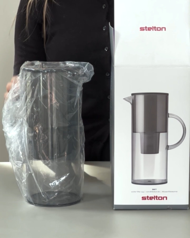 Stelton EM77 Pichet Filtrant 2L Bleu – Compatible Brita, Design Danois Moderne, Réduit Chlore Et Calcaire