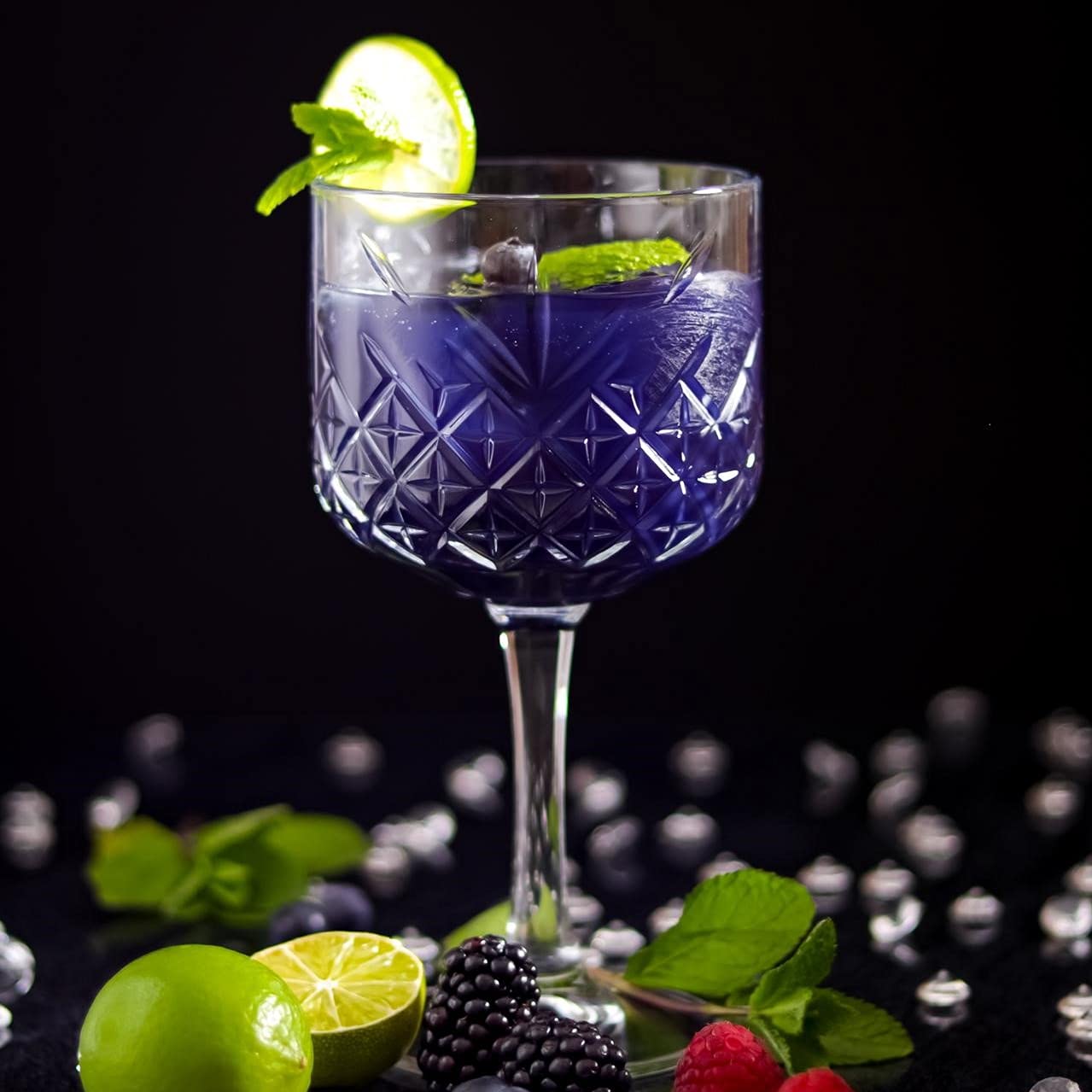 Glory of Silence Black Gin (1,5 l) | Schwarzer Gin mit fruchtiger Note aus Holunderblüte und Brombeere