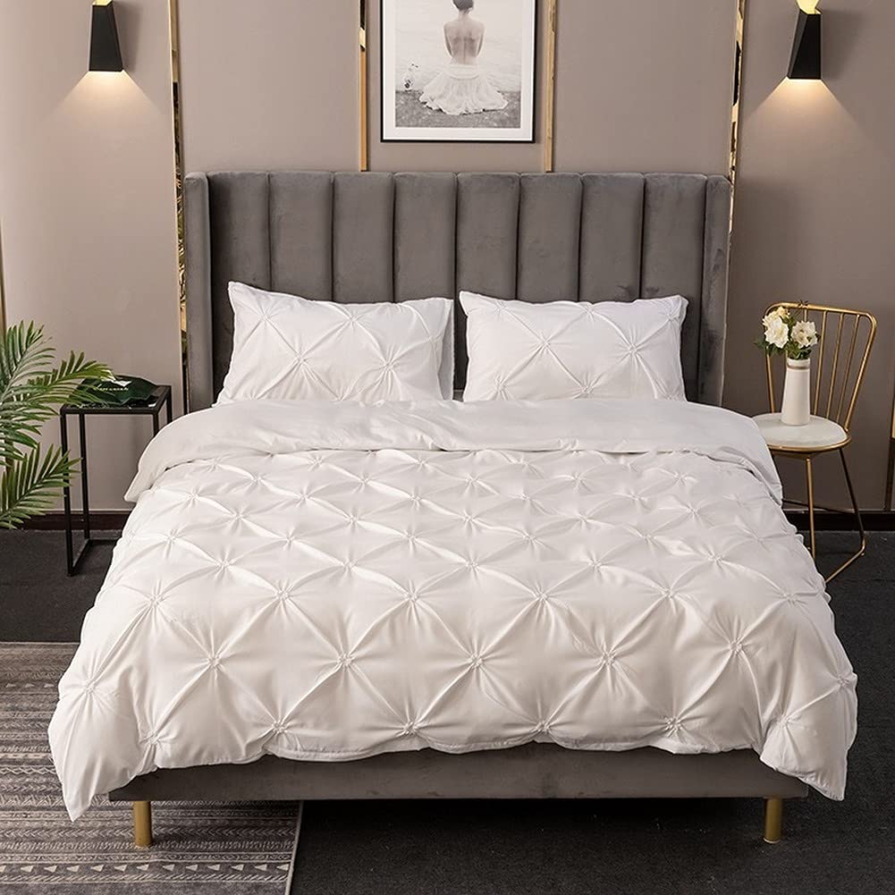 Ensemble de literie de couleur unie blanche pour sublimer l'ambiance de la chambre parentale