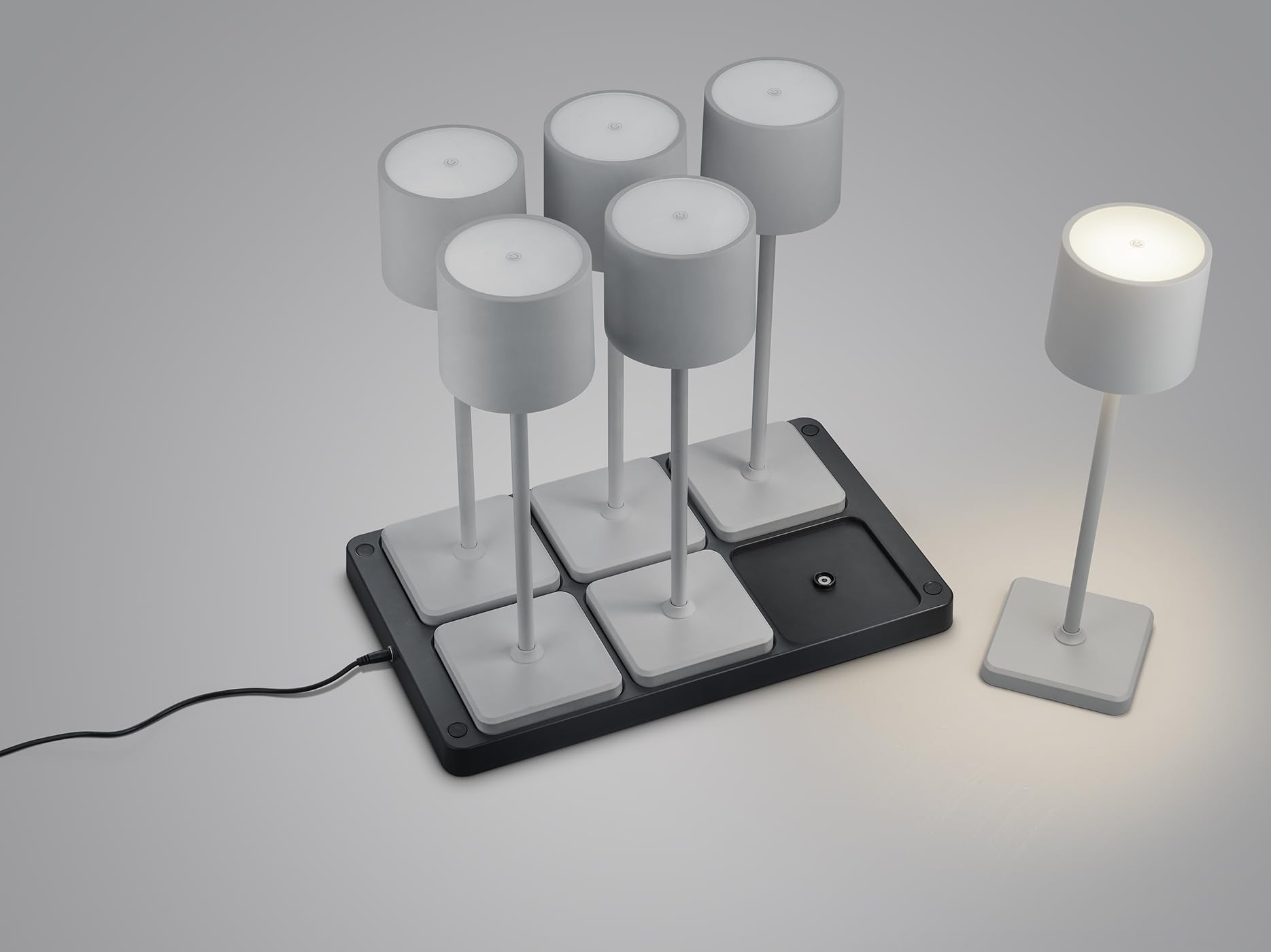 Reality Leuchten LED Akku Außen Tischleuchten Set Fernandez R54096677, 6x Akku Tischleuchten mit 6er-Ladestation, Metall/Kunststoff Grau je 1.5 Watt LED