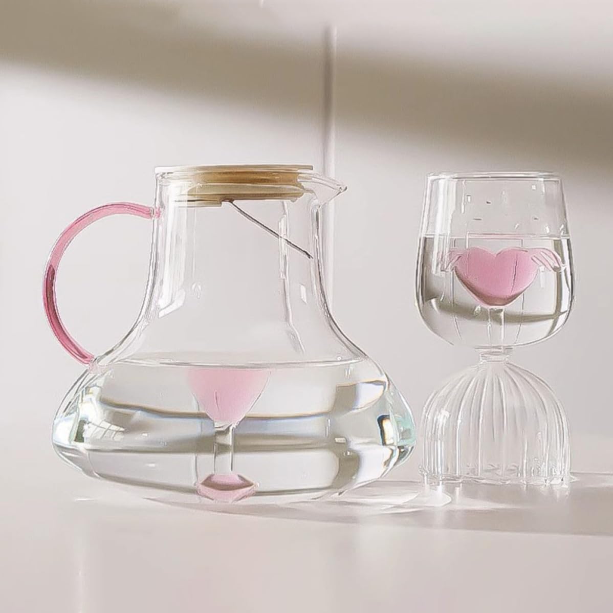 Jarra de Agua de Vidrio de 1500ml Tapa y Asa, Diseño Especial Boquilla Vertedora para Cocina y Restaurante, Fácil de Servir sin Derrames