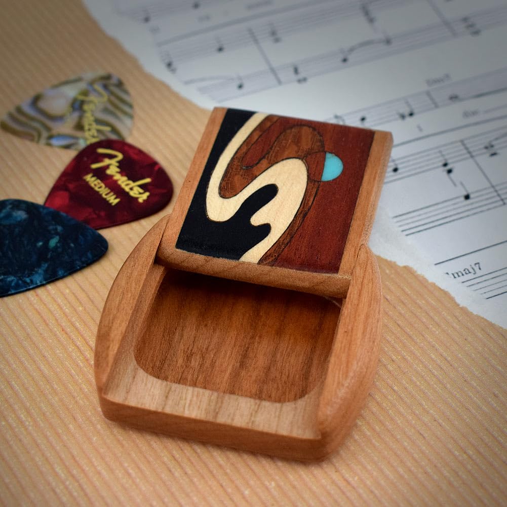 Gitarrenplektrumbox, hergestellt in Amerika, Kirschholz mit Welleneinlage | Inklusive 3 Plektren