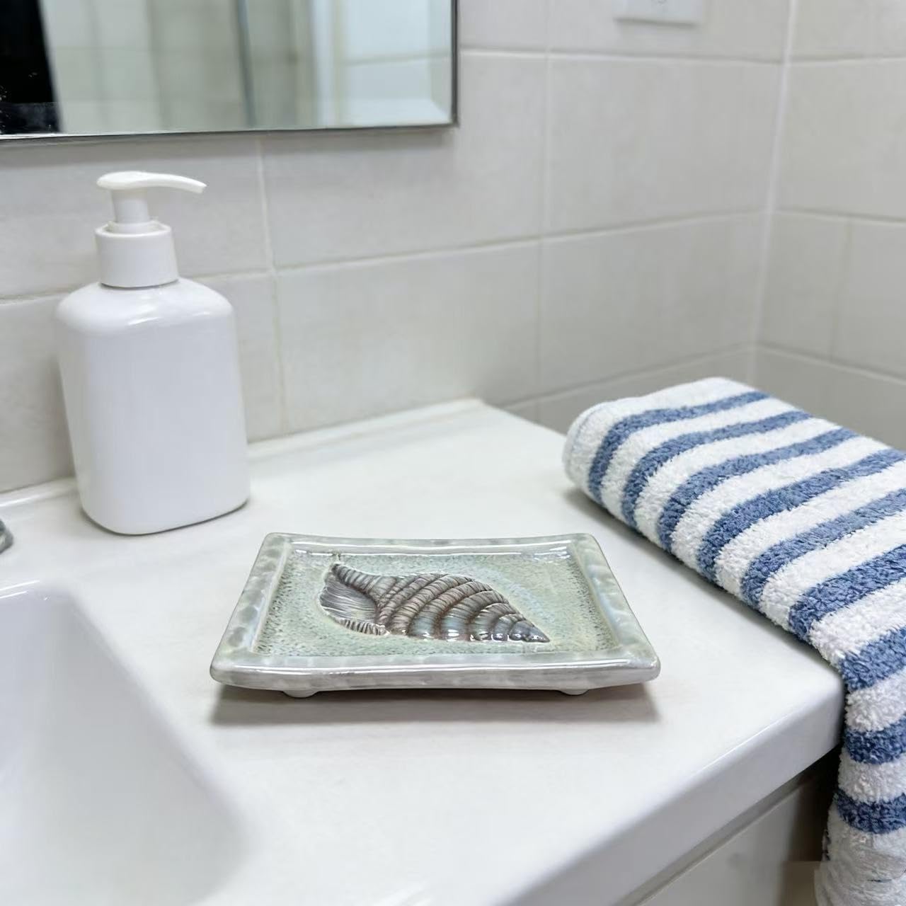 Ceramic Ocean Badezimmer-Zubehör-Set, 4-teiliges 3D-Conch-Muschel-Badezimmer-Ensemble-Set mit Zahnbürstenhalter, Zahnputzbecher, Seifenspender, Seifenschale (gelb matt)