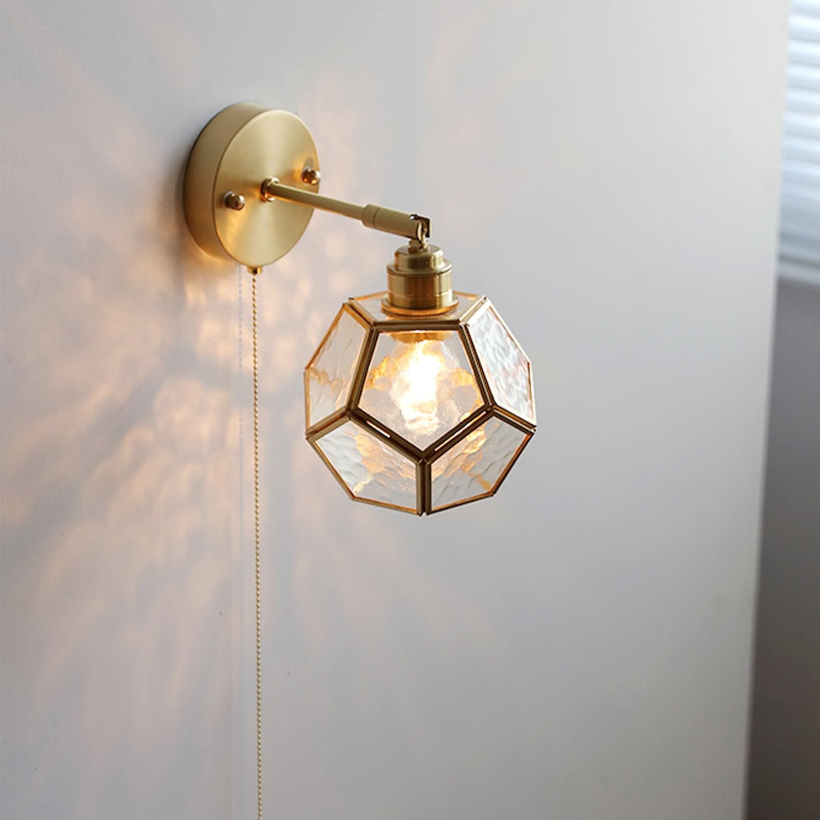 Kinkiet ścienny z przewodowym oświetleniem, mosiężna lampa ścienna w stylu vintage z włącznikiem pociąganym, złota lampa ścienna z geometrycznym szklanym kloszem(Water Ripple)