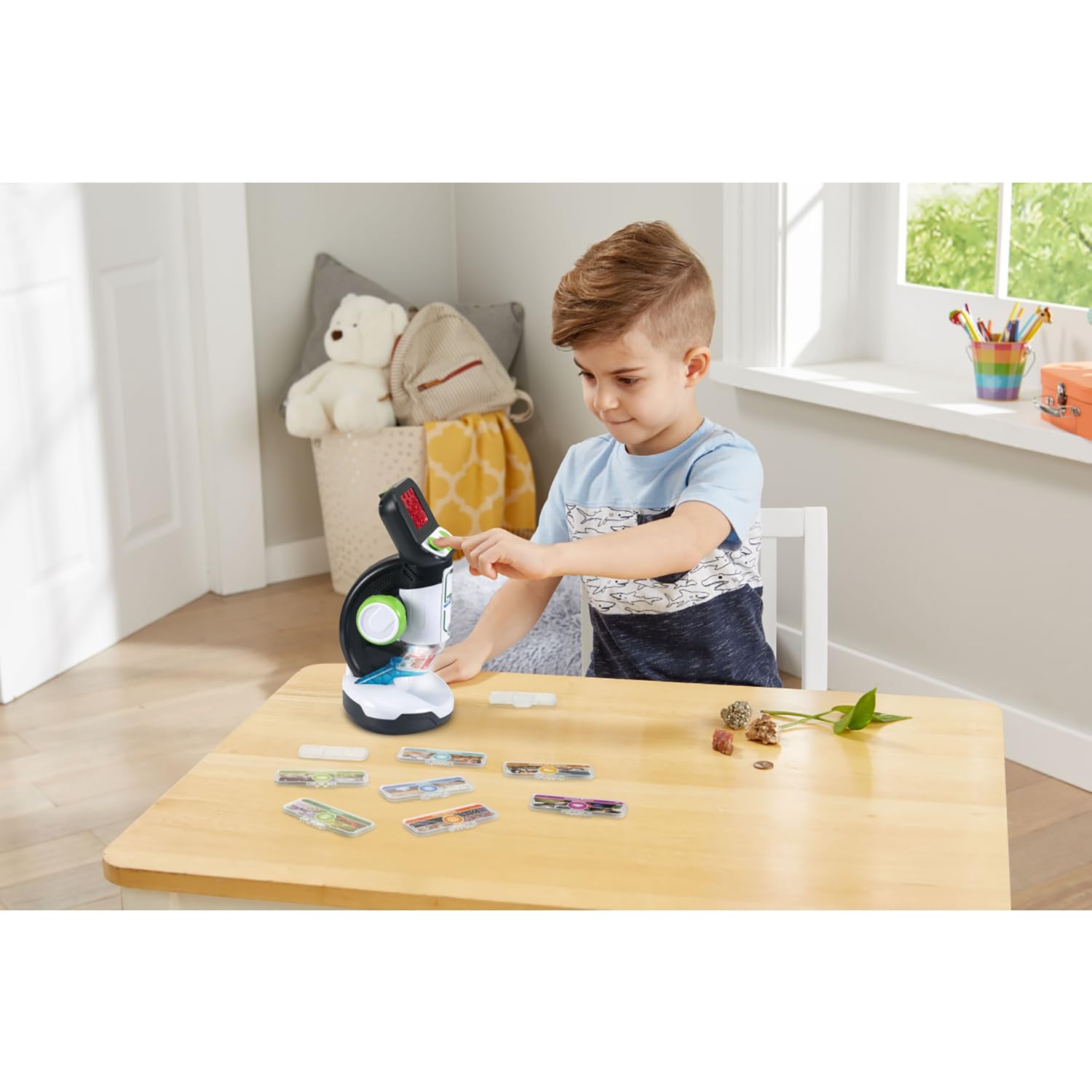 VTech Microscopio Interactivo, microscopio Infantil Digital con vídeo Original BBC, Pantalla de 2,4", Zoom 200x, 9 Diapositivas ilustradas, Ranura MicroSD, Idioma Italiano, Pilas Incluidas, 7-99 años