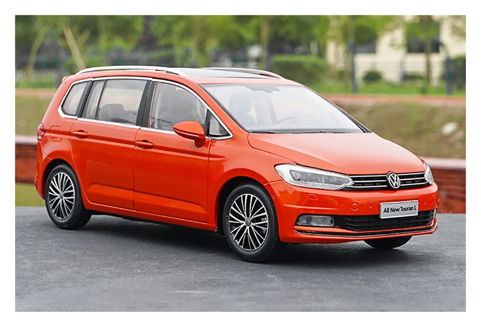 Amazon.co.jp: ミニカー ブティック1:18フォルクスワーゲントゥーランL