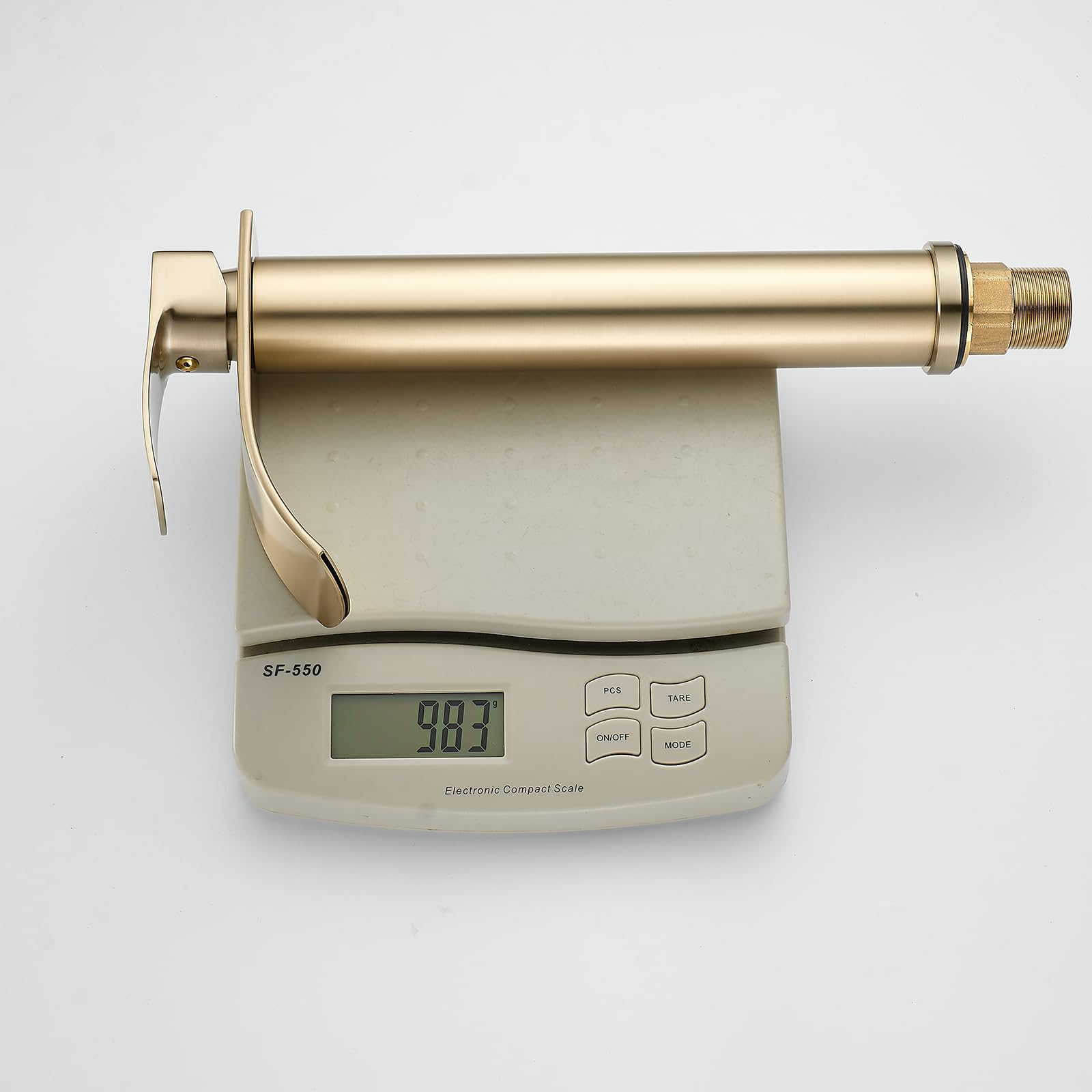 Moderno grifo de cocina cascada, caño alto en oro cepillado, cuerpo de latón con conexiones de 3/8", monomando para lavabo