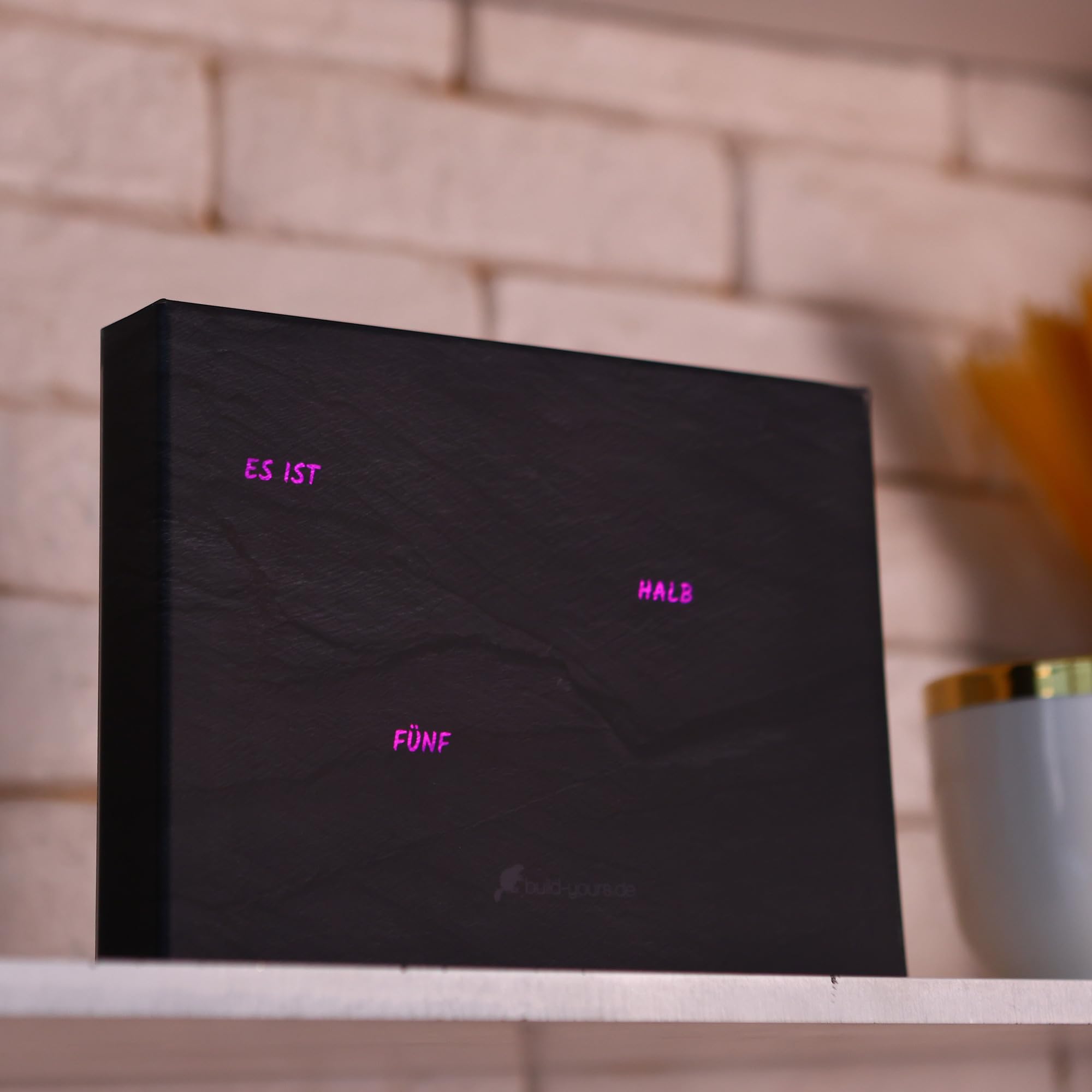 Elegant BoxClock Schiefer-Optik – Digitale Uhr für den Tisch mit LED-Anzeige und verstellbarem Ständer – Moderne Schreibtischuhr für Zuhause, Büro und stilvolle Einrichtung