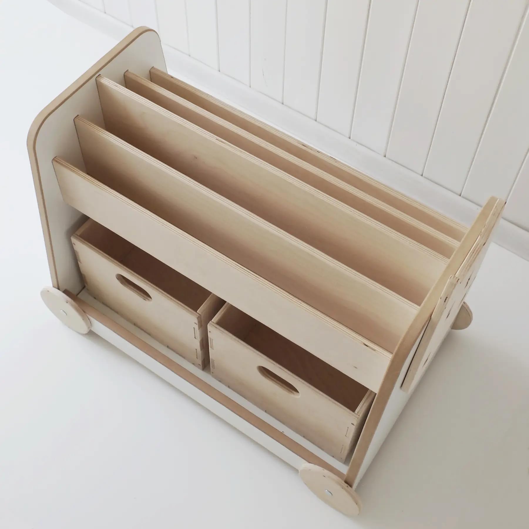 Babywood Holzbuchregal auf Rädern | sicheres Buchregal für Kinder | Kinderregal mit 2 Spielzeugkisten | Montessori-Buchregal | Lagerbuchregal | Bücherregal mit Zwei Holzspielzeugkisten