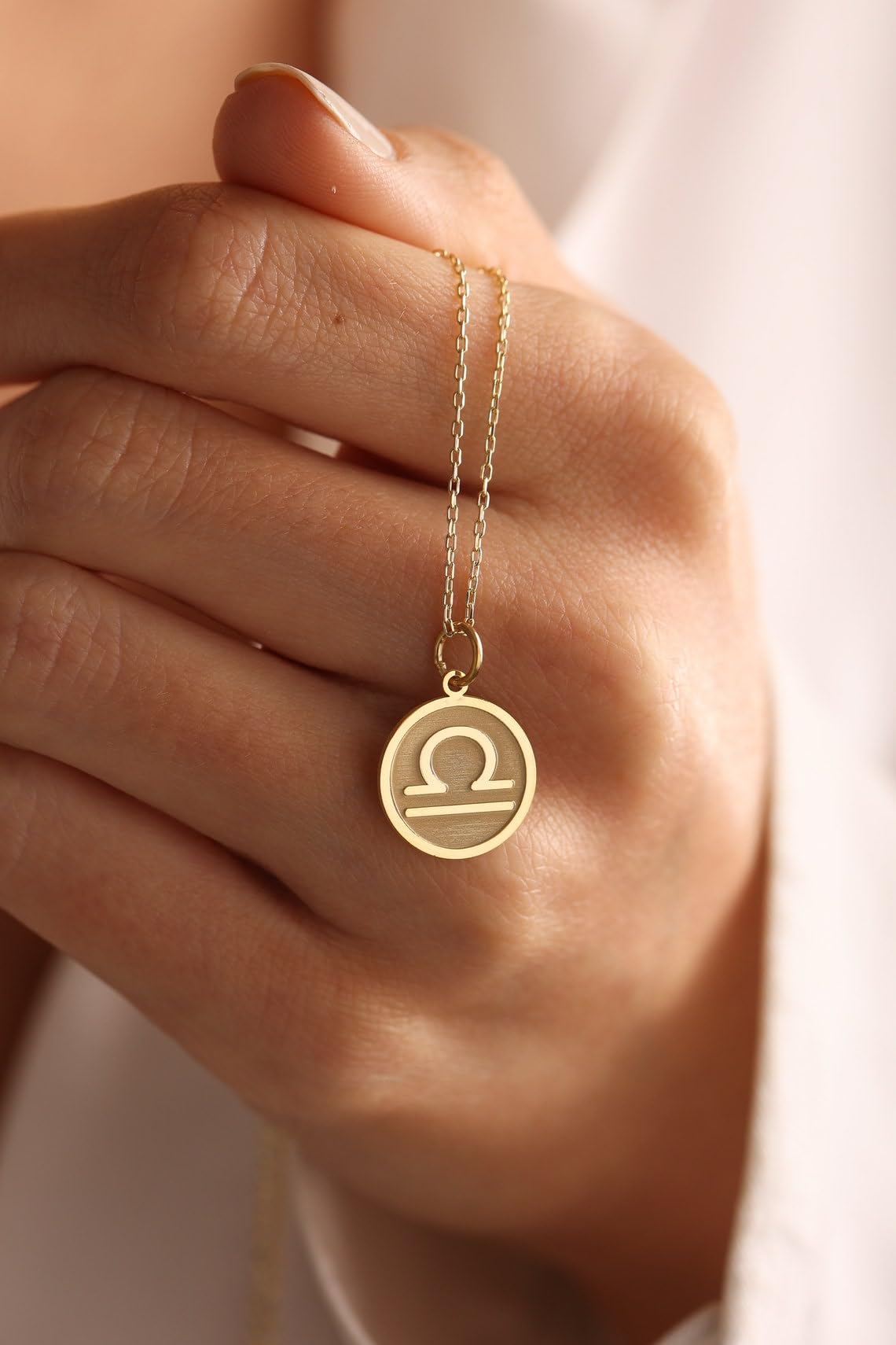 LKBEADS Collana con ciondolo con moneta incisa del segno zodiacale Bilancia da 24 mm con catena a maglie da 18 pollici | Argento sterling placcato oro | Gioiello regalo unisex | LK_PNDN_1953