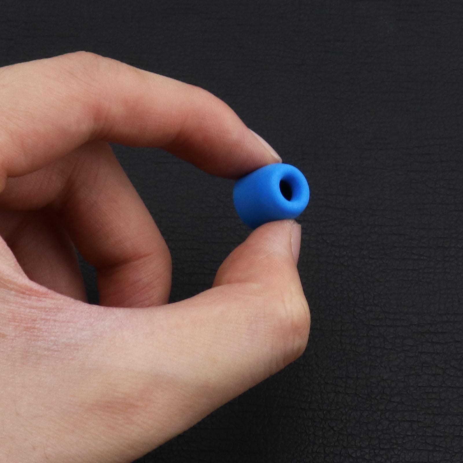 10 pares de almohadillas de espuma viscoelástica para la mayoría de auriculares de 4,5 a 5,5 mm con caja de almacenamiento que bloquea el ruido ambiental, 4 colores, negro, rojo, azul, gris