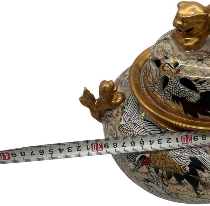 蓋付金襴手細密人物図三足飾壺 薩摩焼 明治時代 色絵 金彩 香炉 骨董品 蓋付金襴手細密人物図三足飾壺 薩摩焼 明治時代 色絵 金彩