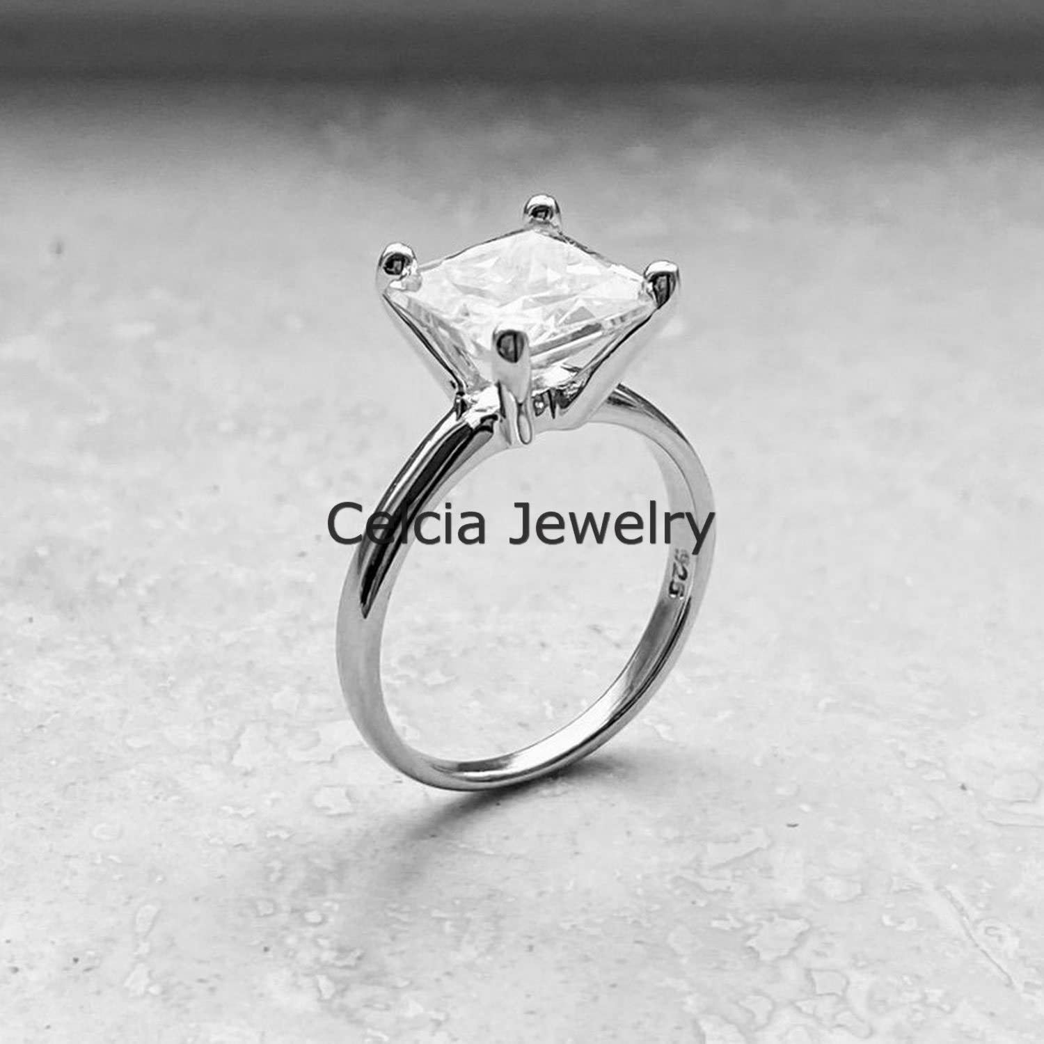 Anillo de declaración de CZ blanco natural, anillo solitario, anillo de regalos de ceremonia de boda, anillo minimalista, anillo del día de la madre, hermoso anillo de piedra natal de abril para mujer