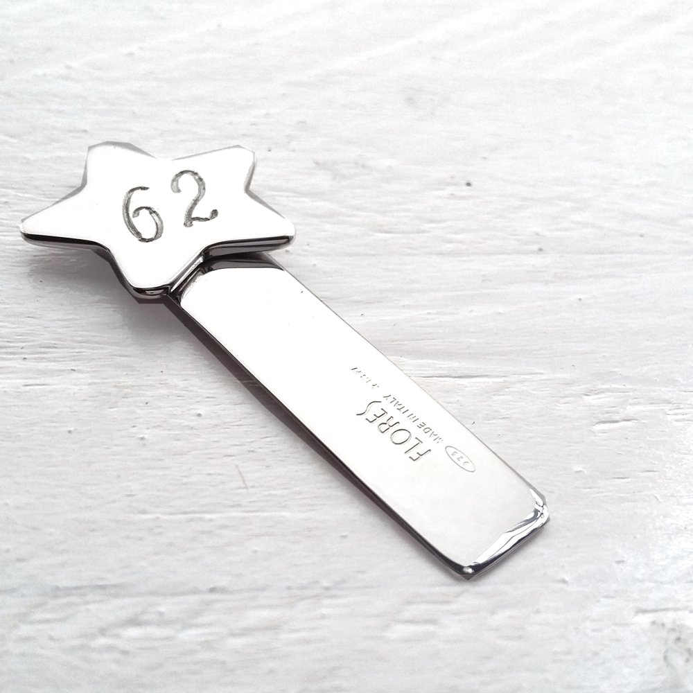 Segnalibro a forma di stella in argento 925/1000 con incisione personalizzata.
