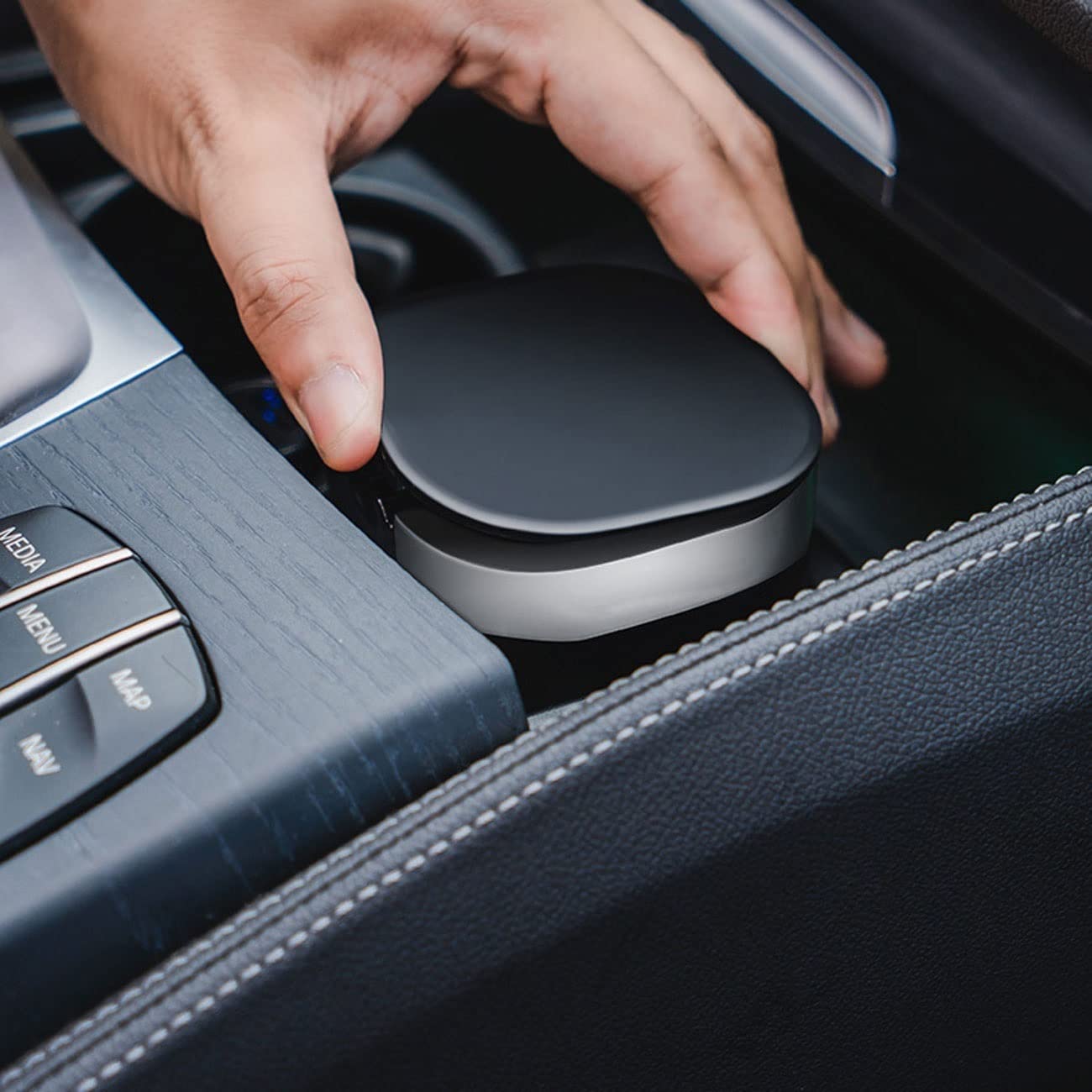 Cendrier de voiture multifonction avec lumière LED, facile à démonter et à nettoyer, parfait pour la décoration intérieure de voiture, design compact pour plus de commodité