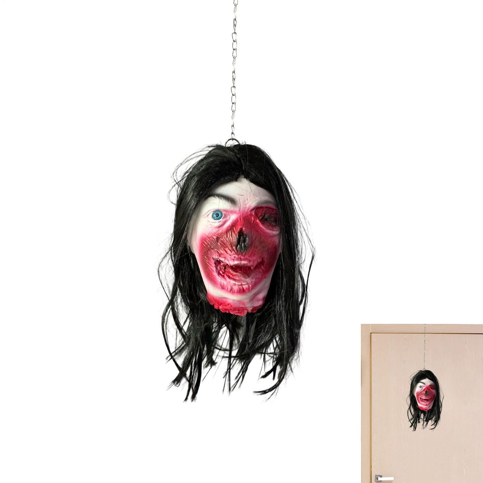 Exhibición de patio de laberinto de terror usando atrezzo sangriento
