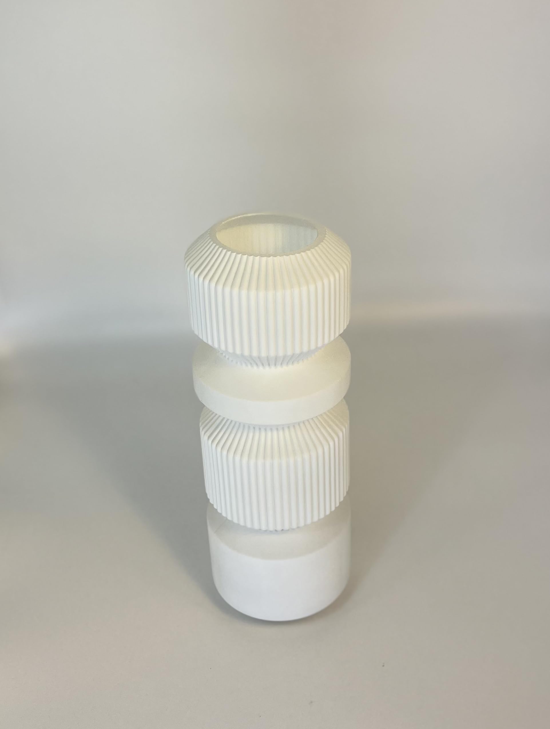Klocke Dekorationsbedarf Szklana lampa stołowa LED z wzorem w paski – organiczny i nowoczesny kształt – zasilana bateriami (wysokość 35 cm/Ø 12,5 cm, biała)