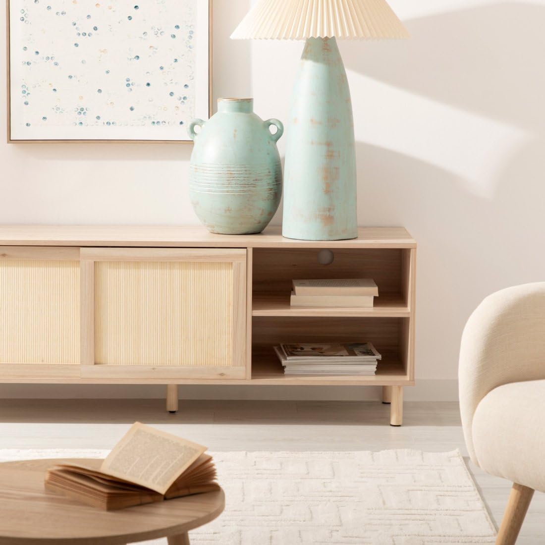 Mueble TV Timor, acabado madera y bambú natural, estilo original y cálido, 2 puertas correderas, 2 estanterías, pasacables, dimensiones 140 x 54 Cm.