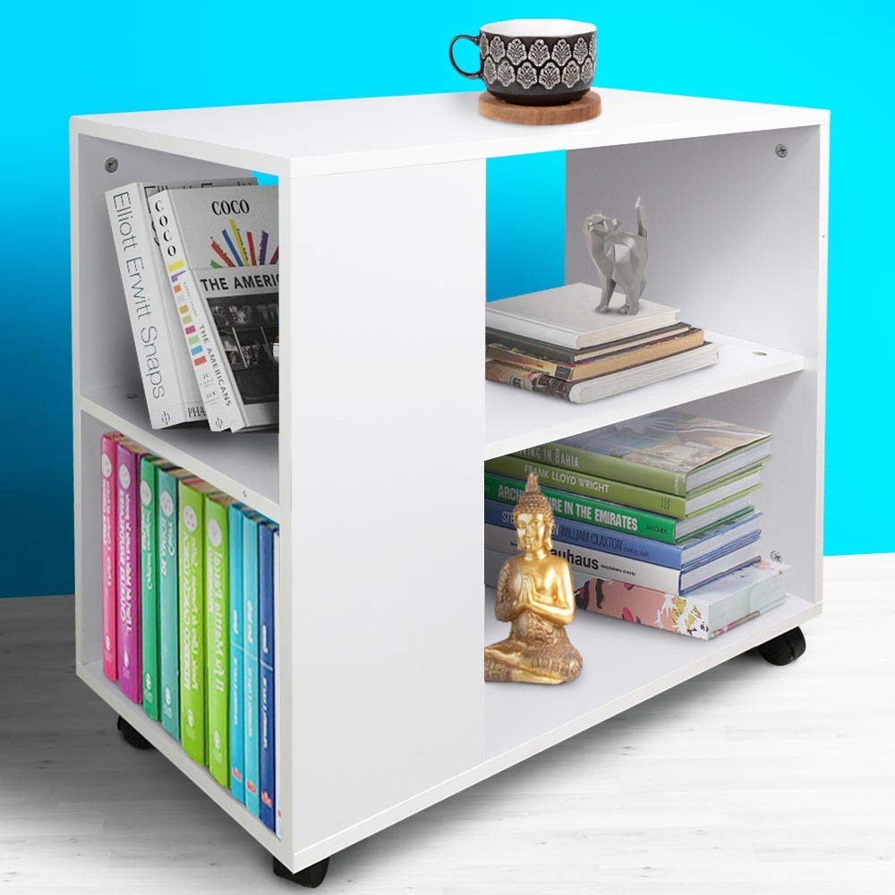 BAKAJI Libreria Bassa Scaffale 5 Ripiani con Ruote in Legno Antigraffio con strato Melaminico Tavolino Laterale Divano Design Moderno per Soggiorno Salotto Casa o Ufficio (Bianco)