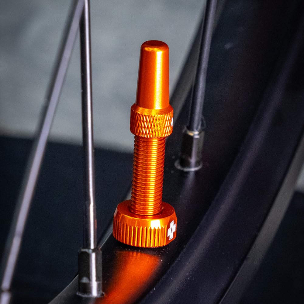 Muc-Off Valves Presta Tubeless - 60 mm - Valves de Vélo Anti-Fuite de Qualité Supérieure avec Outil Démonte-Obus de Valve Intégré - Orange