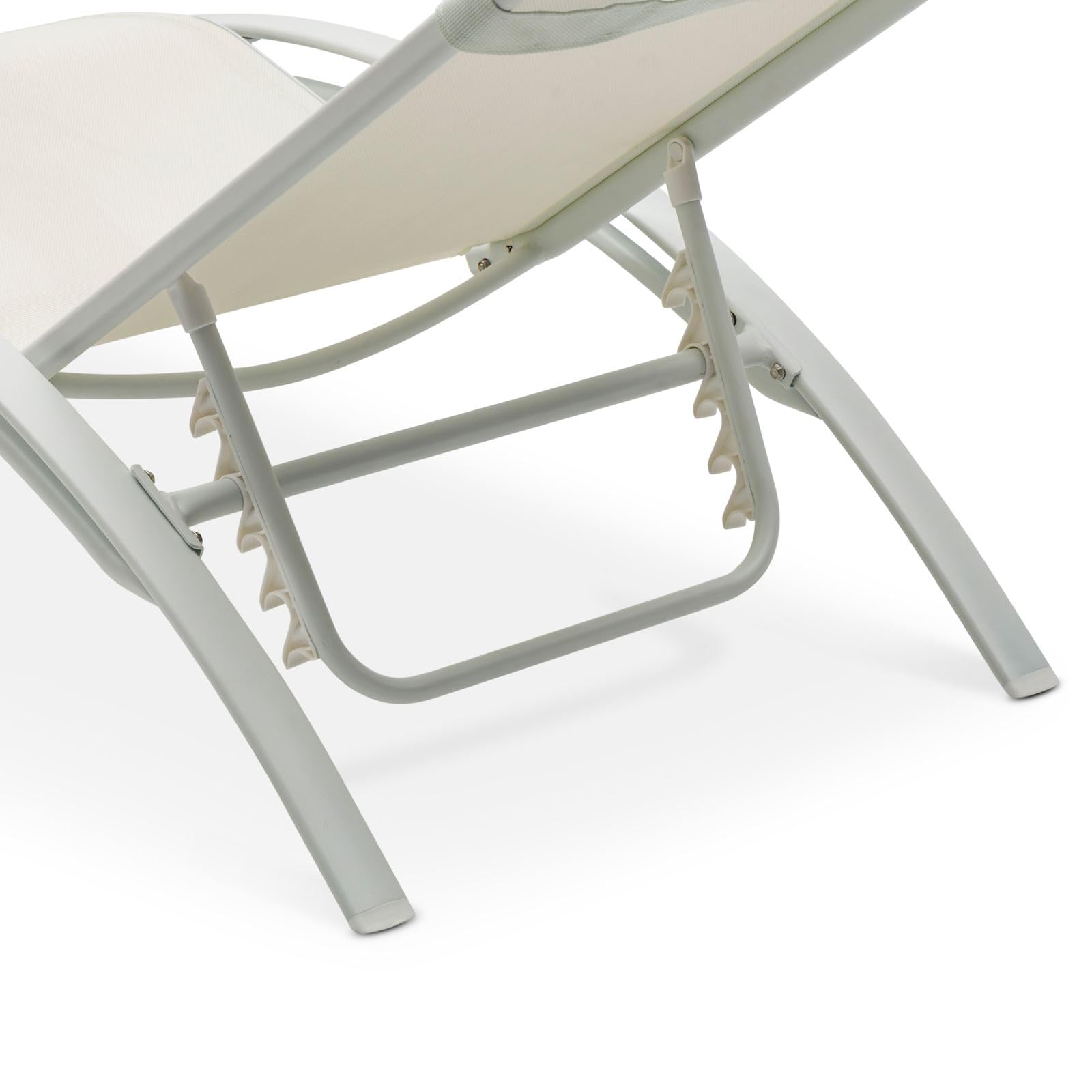 IDIMEX Gartenliege Relax mit Verstellbarer Rückenlehne und Kissen, Cremeweiß – wetterfeste Sonnenliege, klappbar für Balkon oder Terrasse, Aluminiumgestell und Textilene, pflegeleicht und komfortabel