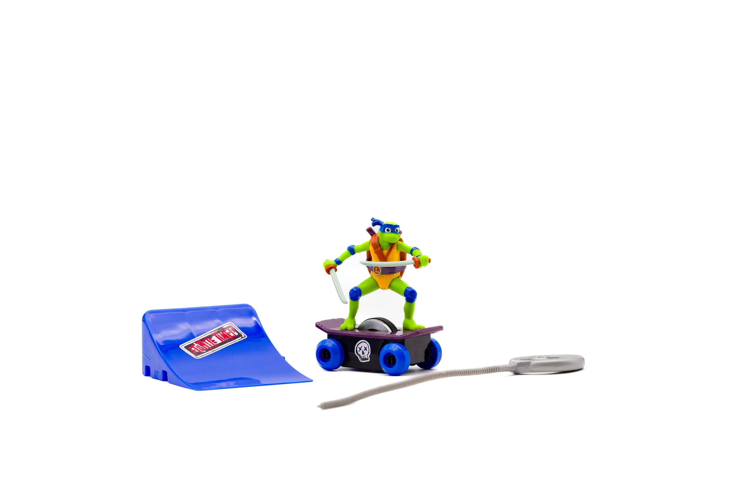 Teenage Mutant Ninja Turtles Toy, Leo Rippin’ Turtle Racers Rip-Cord Powered Skateboard, with Ramp Stunt Accessory, Mutant Mayhem Collectible Skateboard Toys for Kids, Ages 3+