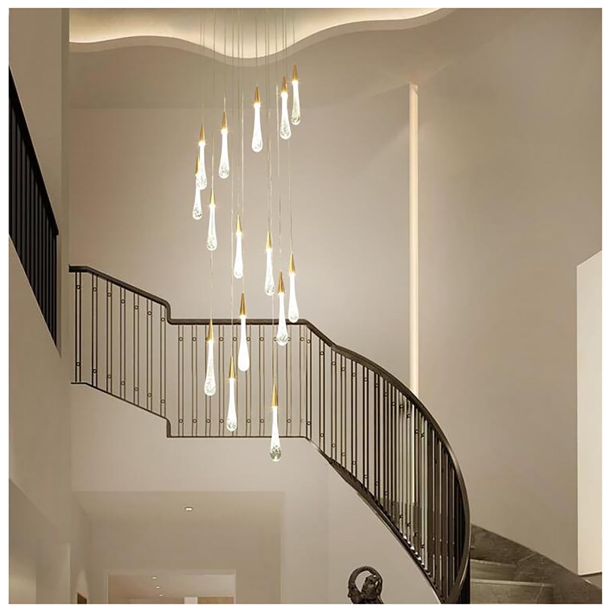 Lustre de luxe en cristal pour illuminer un salon sombre et plafond haut