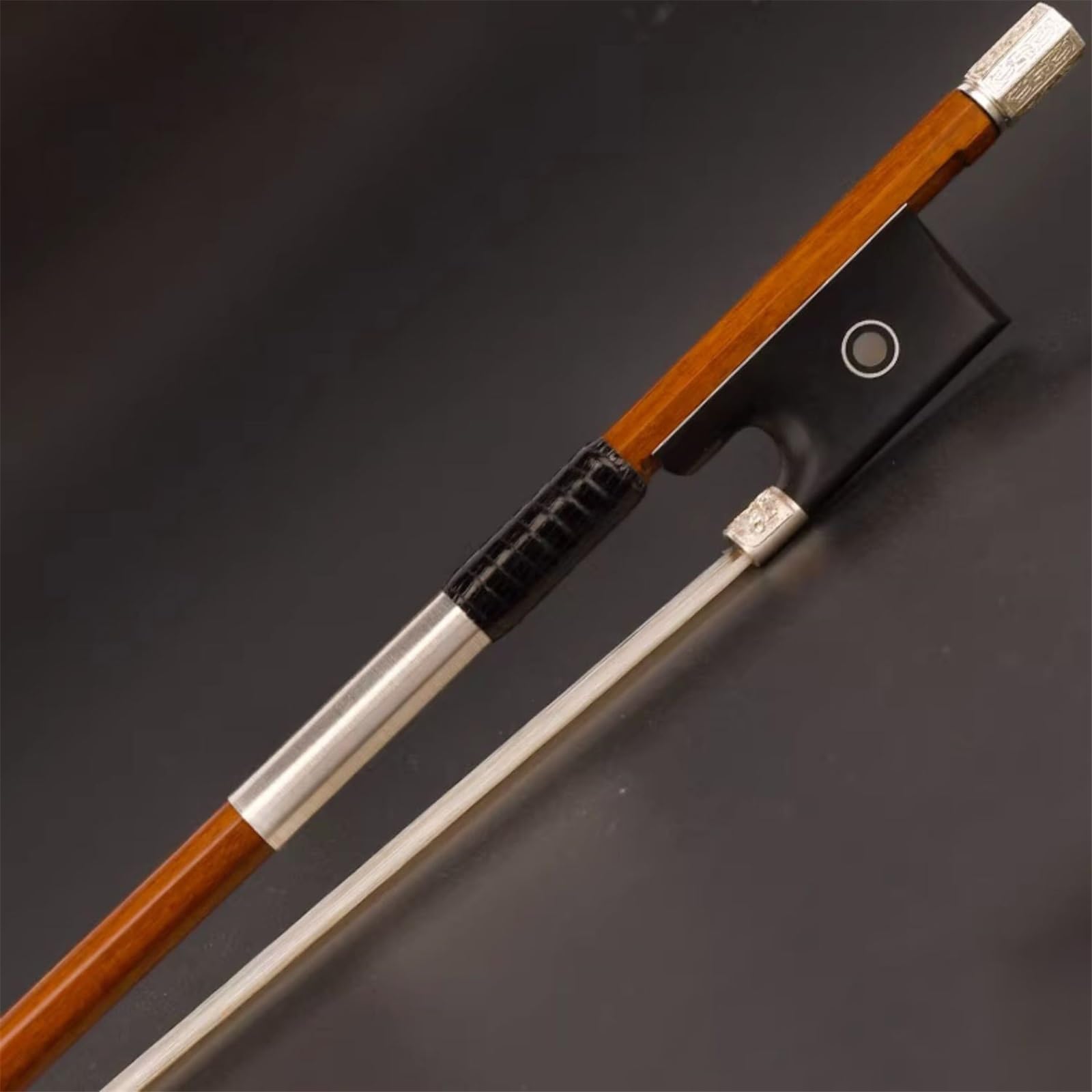 Handgefertigte Geigenbögen Handgefertigter Violinbogen in professioneller Performance Qualität Ebenholz Silberschnitzerei