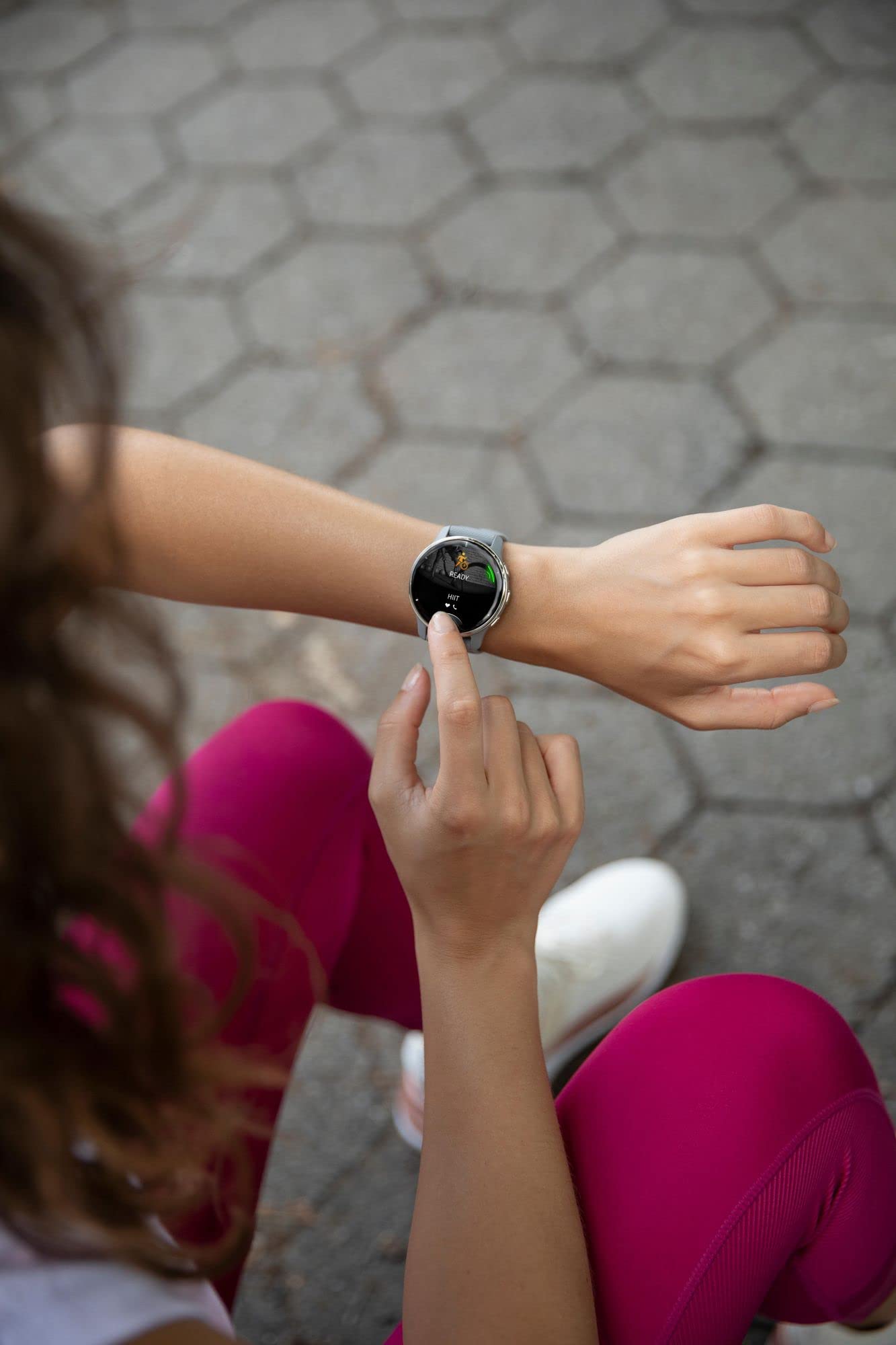 Garmin Venu 2 Plus - Montre connectée GPS Multisports avec appels Via Bluetooth & Suivi santé - Silver avec Bracelet Silicone Gris - Boîtier 43 mm