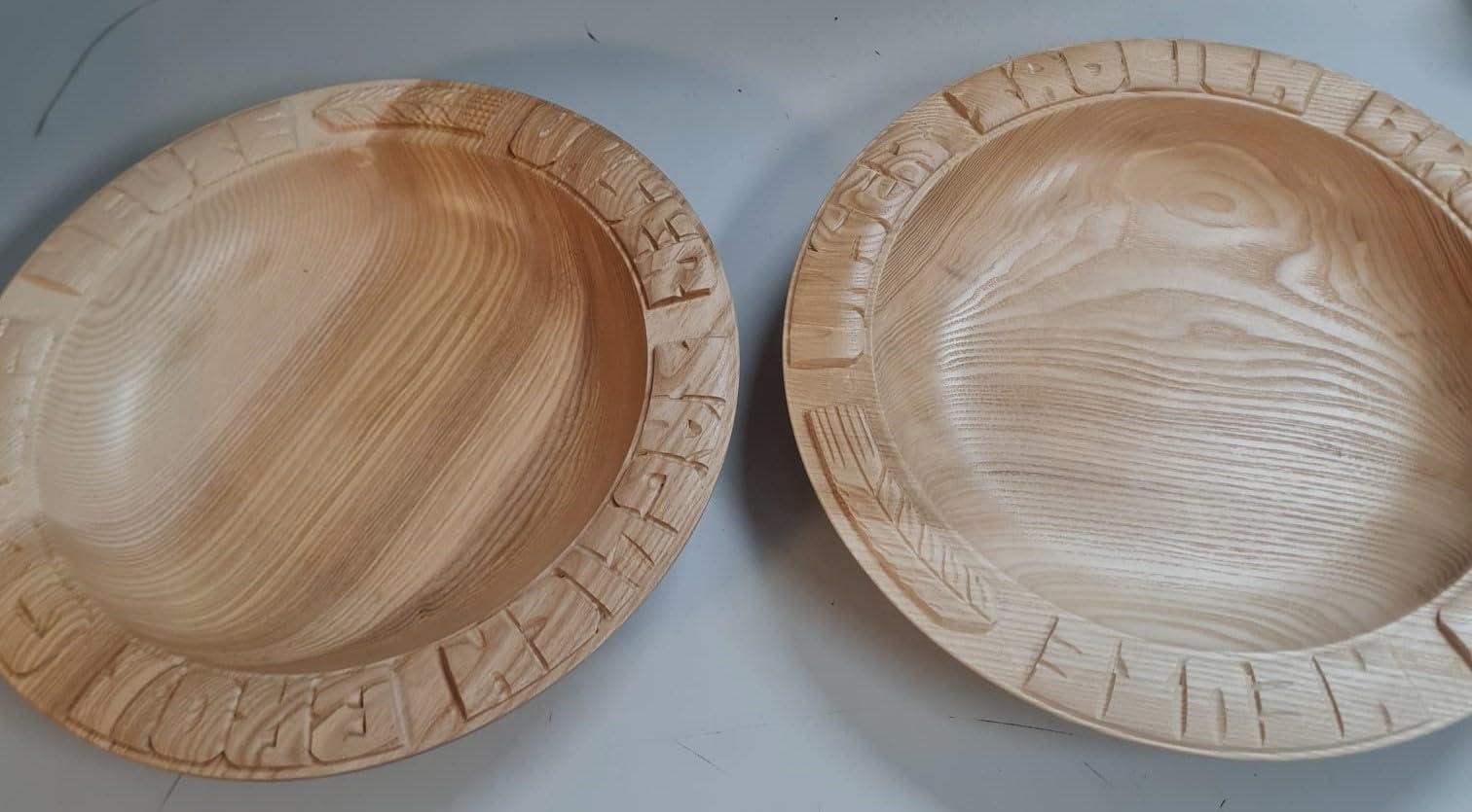CleanPrince Brotschale aus Holz ca. 28-29 cm Brotteller handgeschnitzt, UNSER TÄGLICH BROT GIB UNS HEUTE Holzteller Holzschale