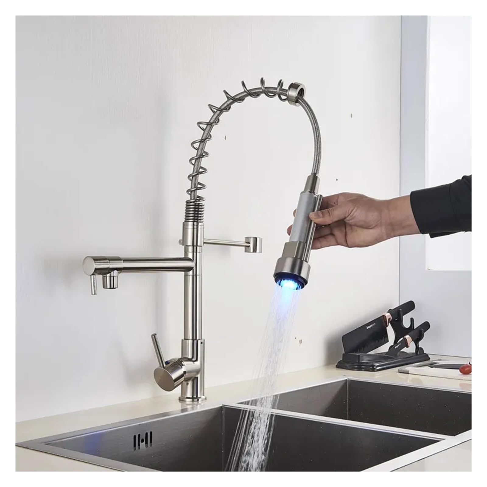 Robinet de cuisine extractible pour laver l'évier sans éclabousser le plan