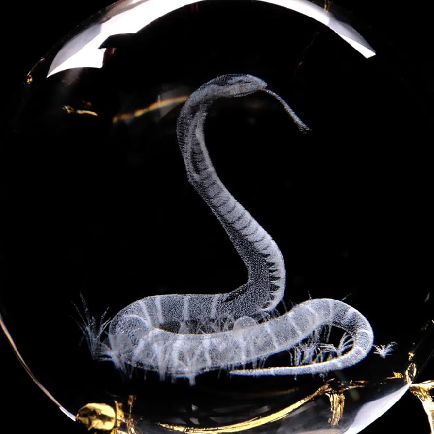 【極上品】【縁起物】ガーデンクォーツ共生水晶の蛇　彫物　台座付　2キロ超　巳年 極上品】【縁起物】ガーデンクォーツ共生水晶の蛇彫物台座付2キロ超巳年