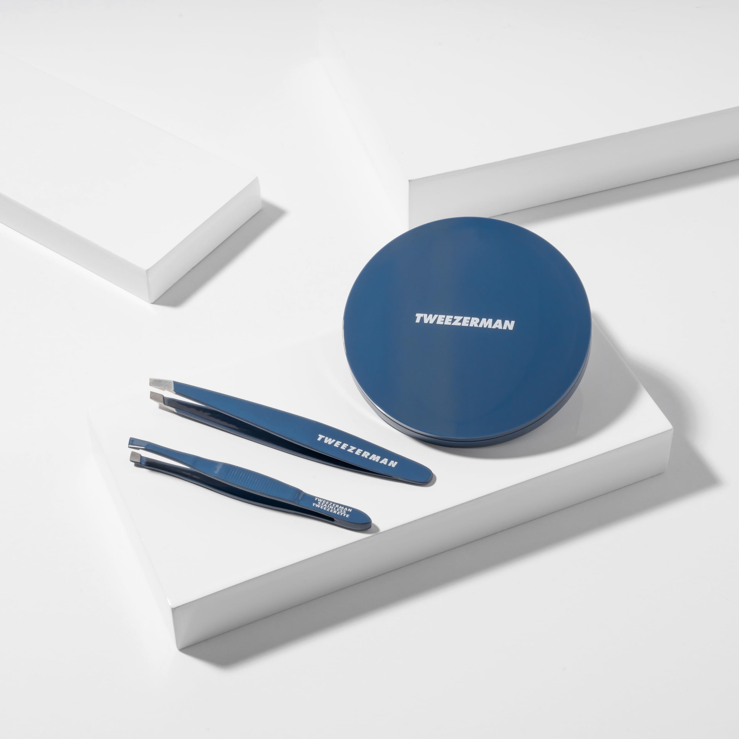 Tweezerman Juego de cejas y aseo – Espejo compacto, pinzas inclinadas y pinzas de viaje para mujeres y hombres
