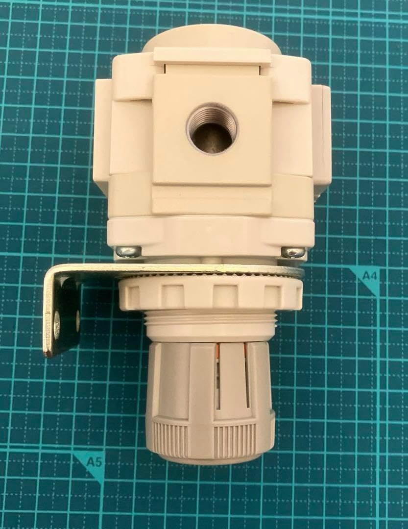 【未使用品】 SMC レギュレータAR30-02BE-D （取付ブラケット付き）