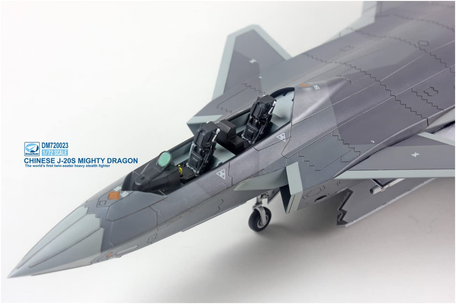 J-20 1/72スケールモデル完成品　ドリームモデル　戦闘機　プラモデル Amazon | ドリームモデル 1/72 中国空軍 J-20 威龍 ステルス戦闘