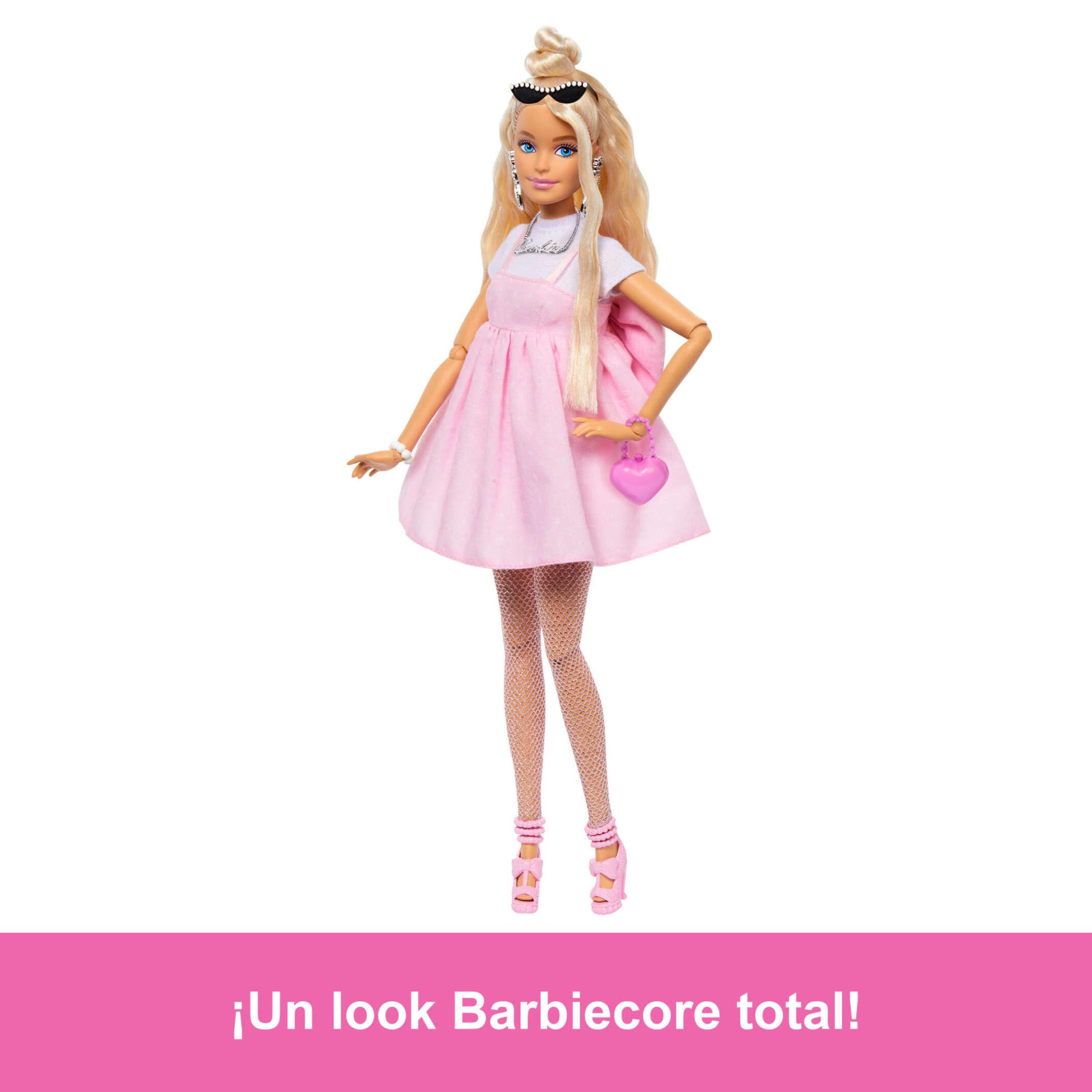 Barbie Deluxe Style Muñeca n. 3 con conjunto de moda Barbiecore, pelo rubio con moño alto, vestido rosa pastel con lazo grande y accesorios como medias de redecilla, HYV27