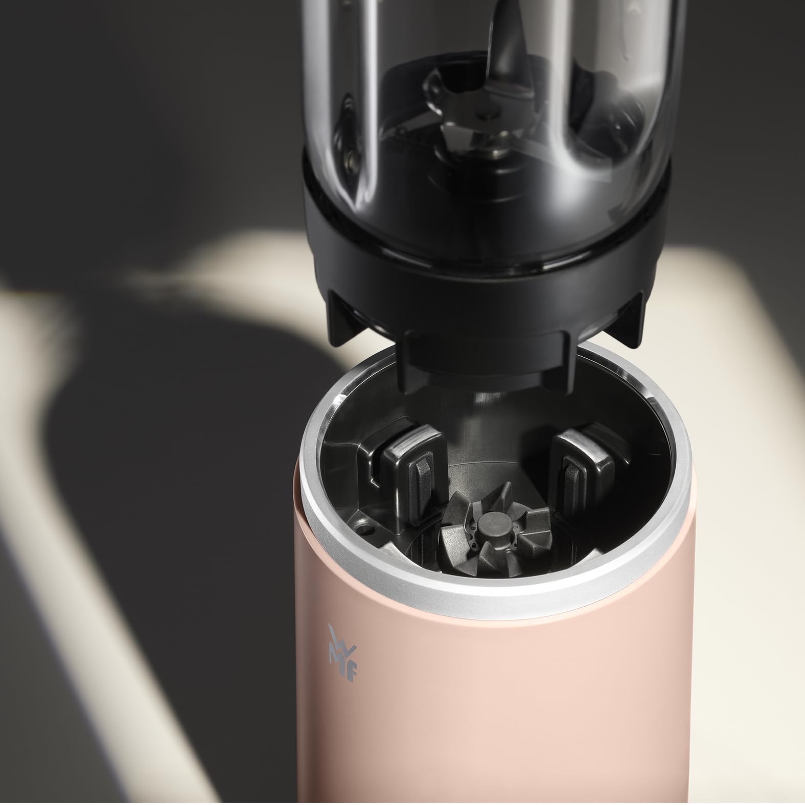 WMF Mix & Go Touch - Smoothie Maker & Mixer to Go, batteur sur socle portable 500 W en plastique recyclé, avec bouteille à emporter étanche, commande à une main, lame ultra, couleur Pearl Blush