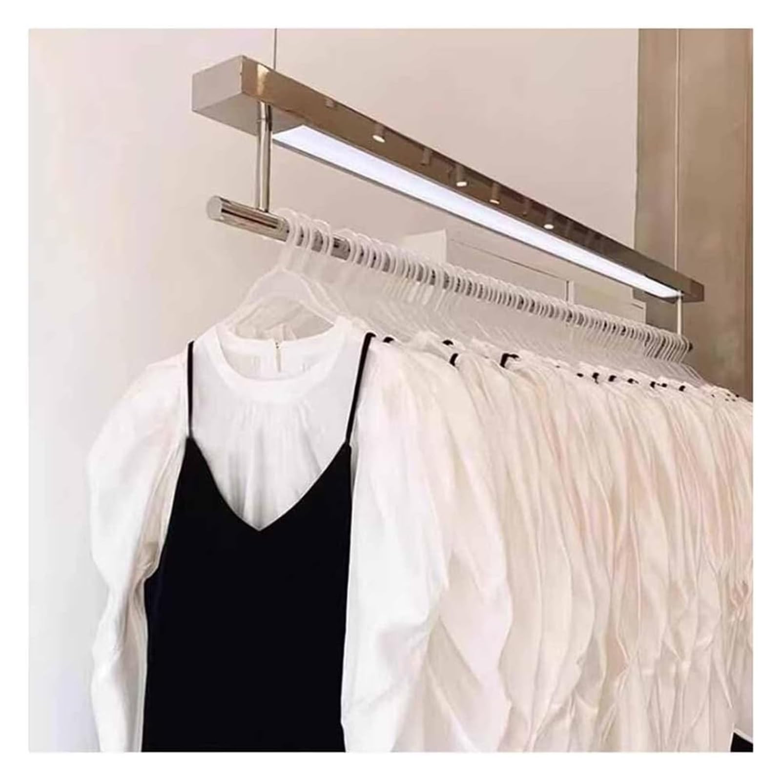 Tringle à vêtements avec lumière LED intégrée pour une présentation haut de gamme