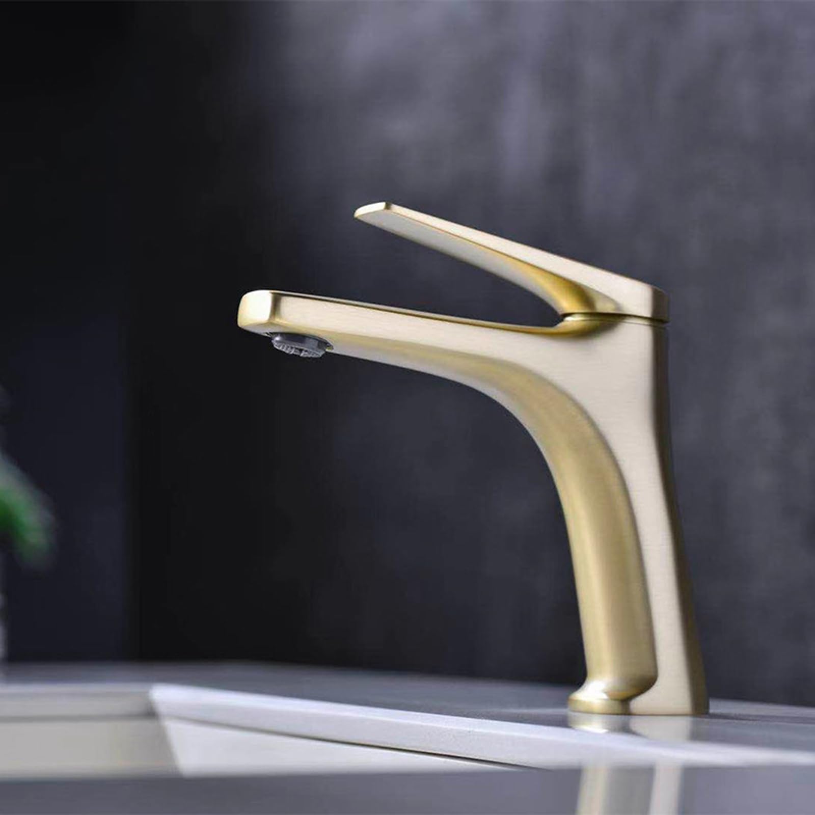 Robinet de vanité monotrou en laiton massif gold pour évier au design luxueux